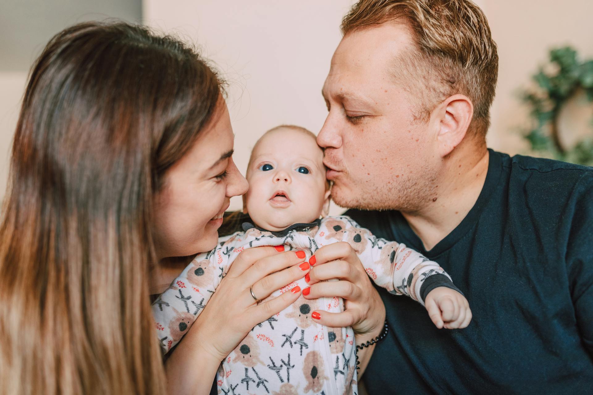 Une famille heureuse de trois personnes | Source : Pexels