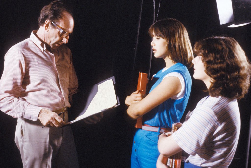 Claude Pinoteau avec Sophie Marceau et Sheila O'Connor sur le tournage de ''La Boum II'' en juillet 1982, France. | Photo : Getty Images