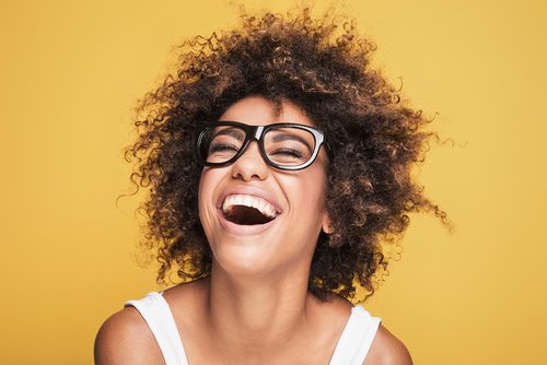 Une femme qui rit. | Photo : Shutterstock