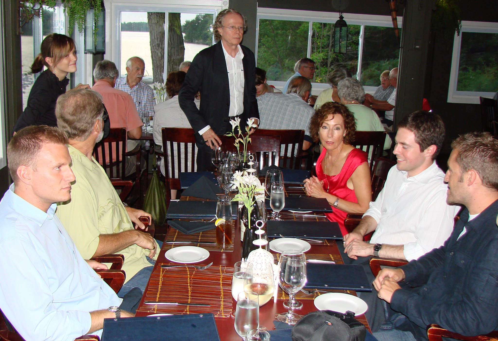 Les membres de la famille réunis pour le dîner | Source : Flickr