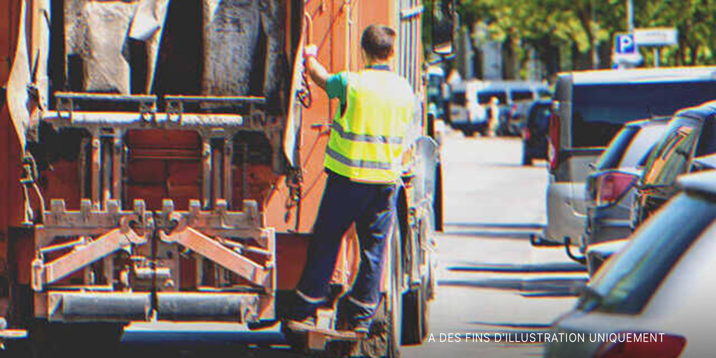 Un éboueur sur un camion à ordures | Source : Shutterstock