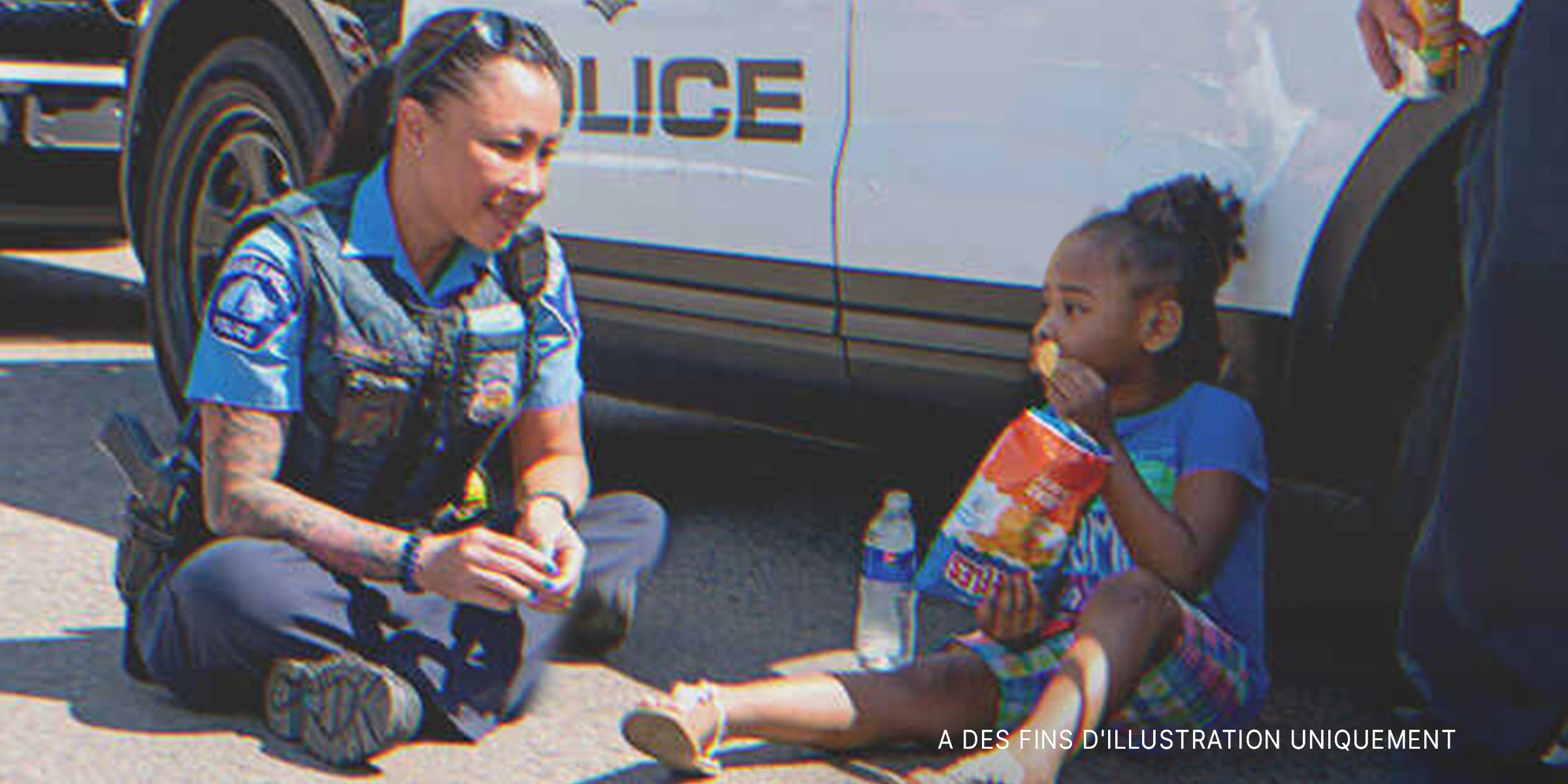 Une policière avec une petite fille | Source : Shutterstock
