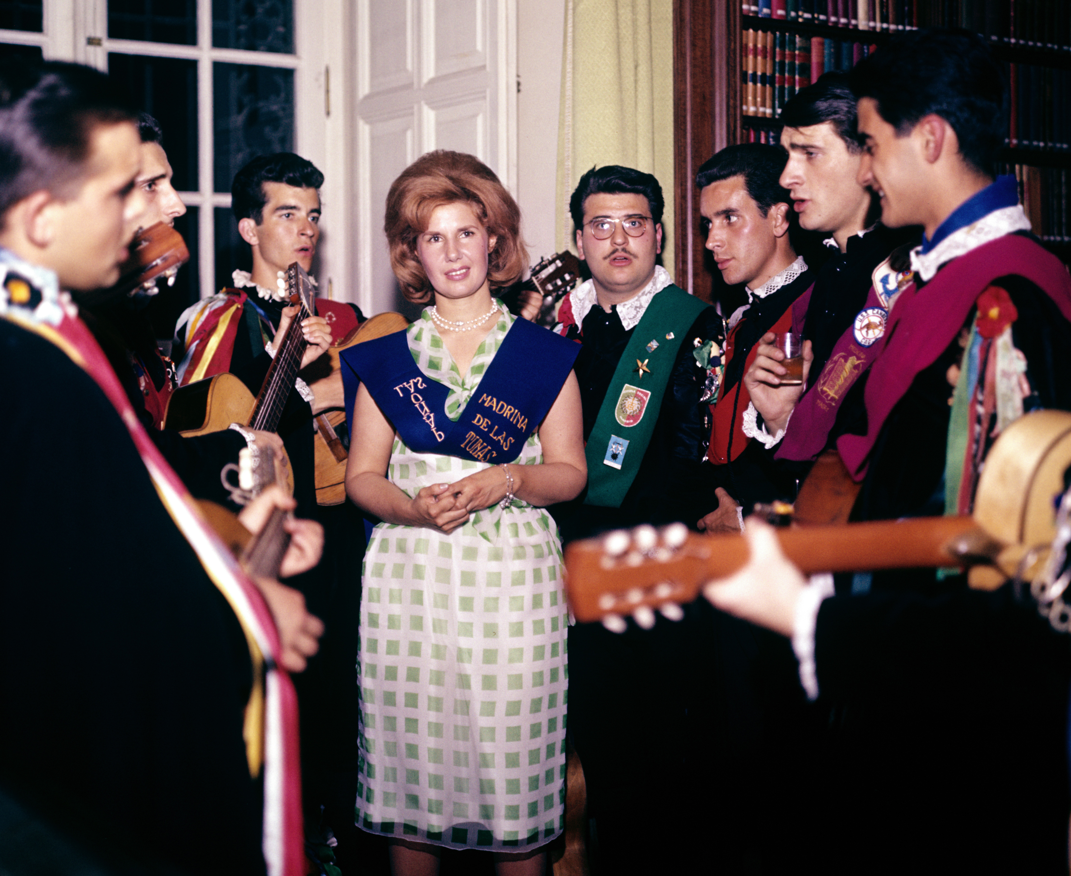 La duchesse d'Alba, Maria del Rosario Cayetana Fitz-James Stuart, avec un groupe d'étudiants musiciens à Madrid, en Espagne, en 1962. | Source : Getty Images