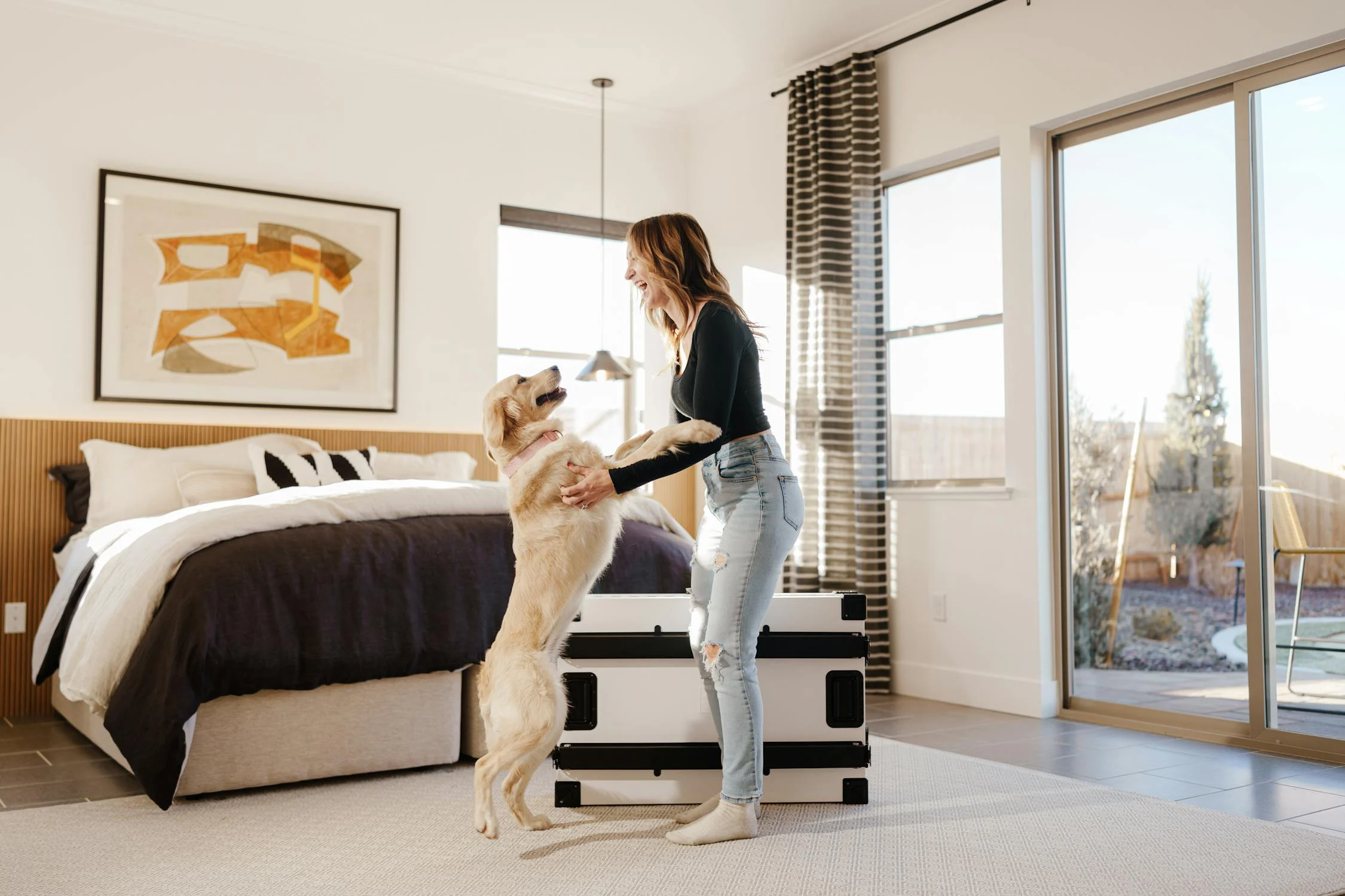 Une femme heureuse qui danse avec son chien | Source : Pexels