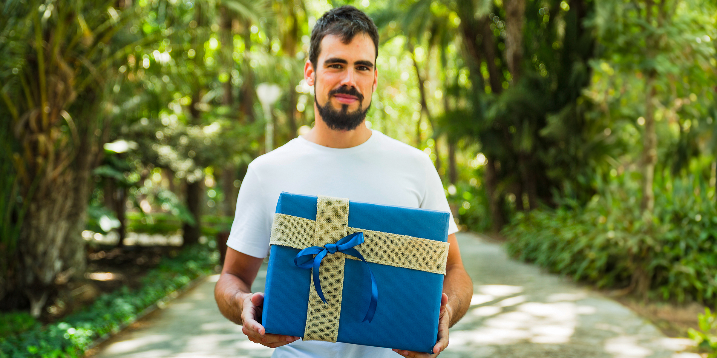 Un homme tenant un paquet cadeau | Source : Freepik