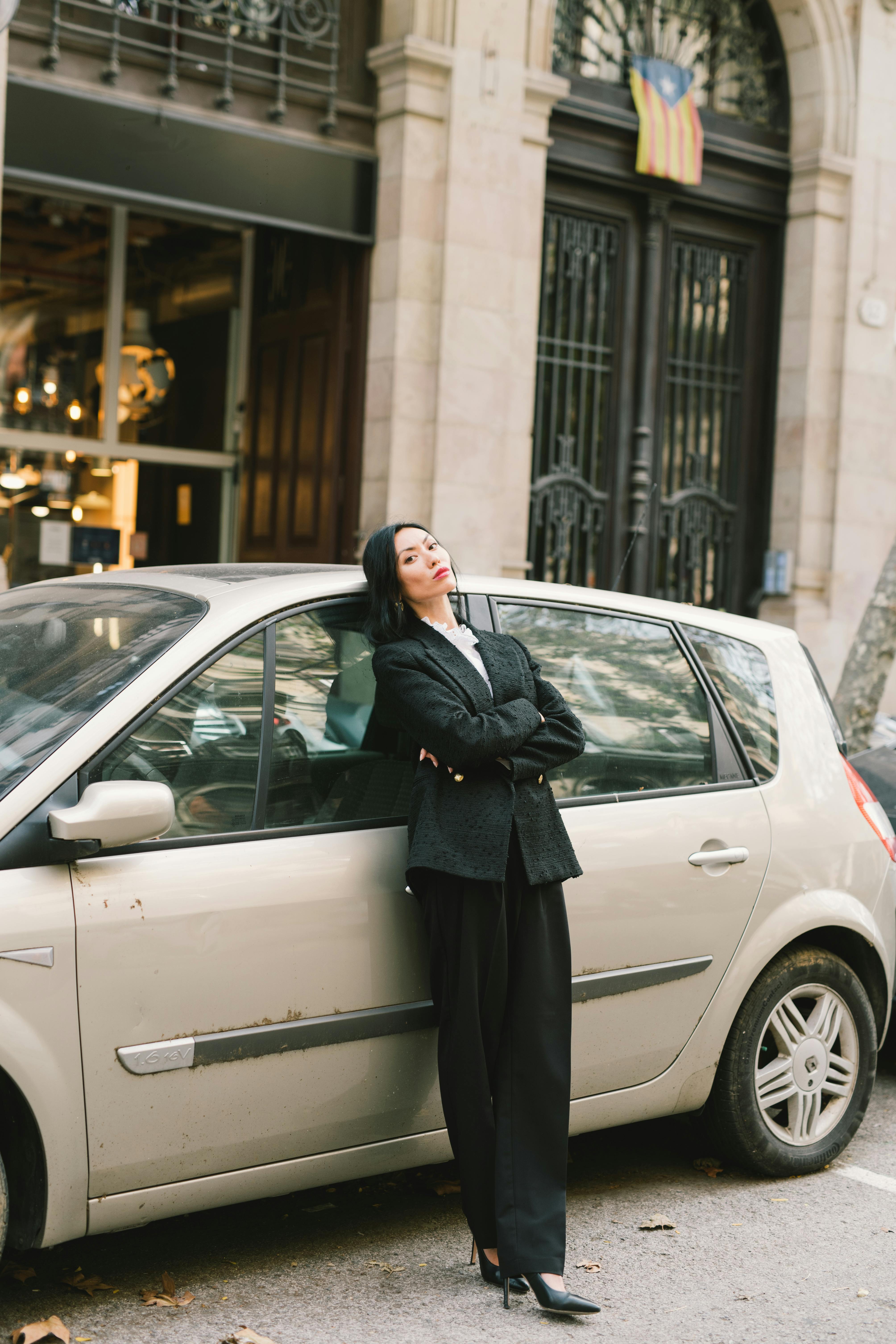 Une femme debout près d'une voiture | Source : Pexels