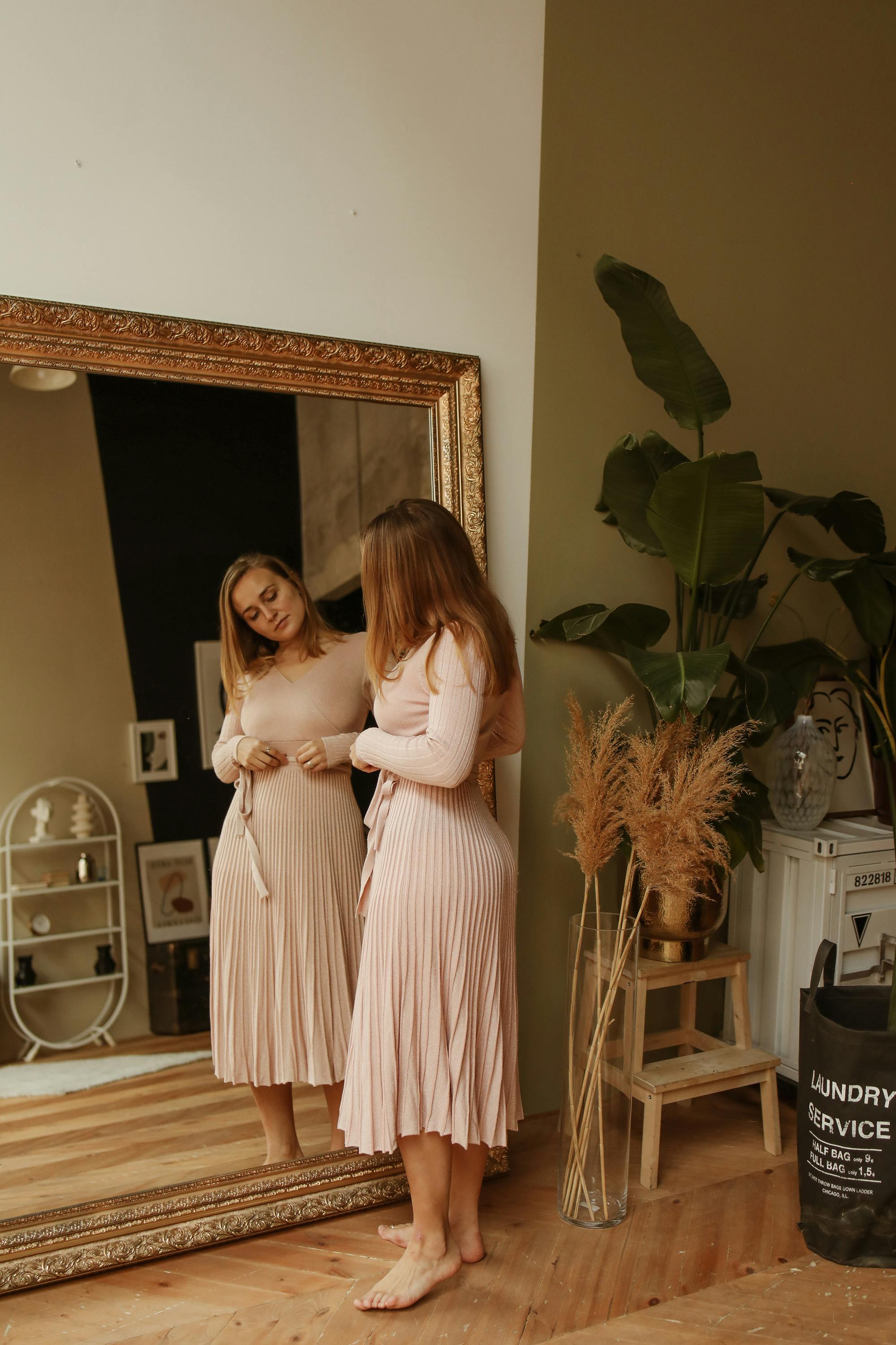 Une femme qui s'admire dans le miroir | Source : Pexels