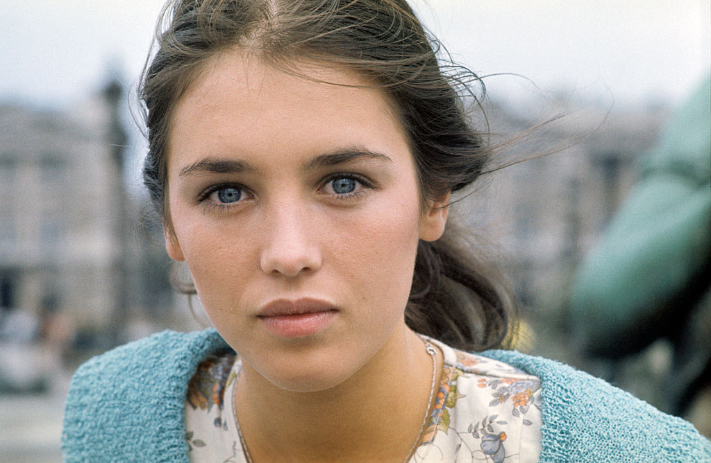 Isabelle Adjani dans les rues de Paris pour l'émission "Inf2 Dimanche", dédié aux enfants de la Comédie Française. (Photo de Bernard Allemane\INA via Getty Images)