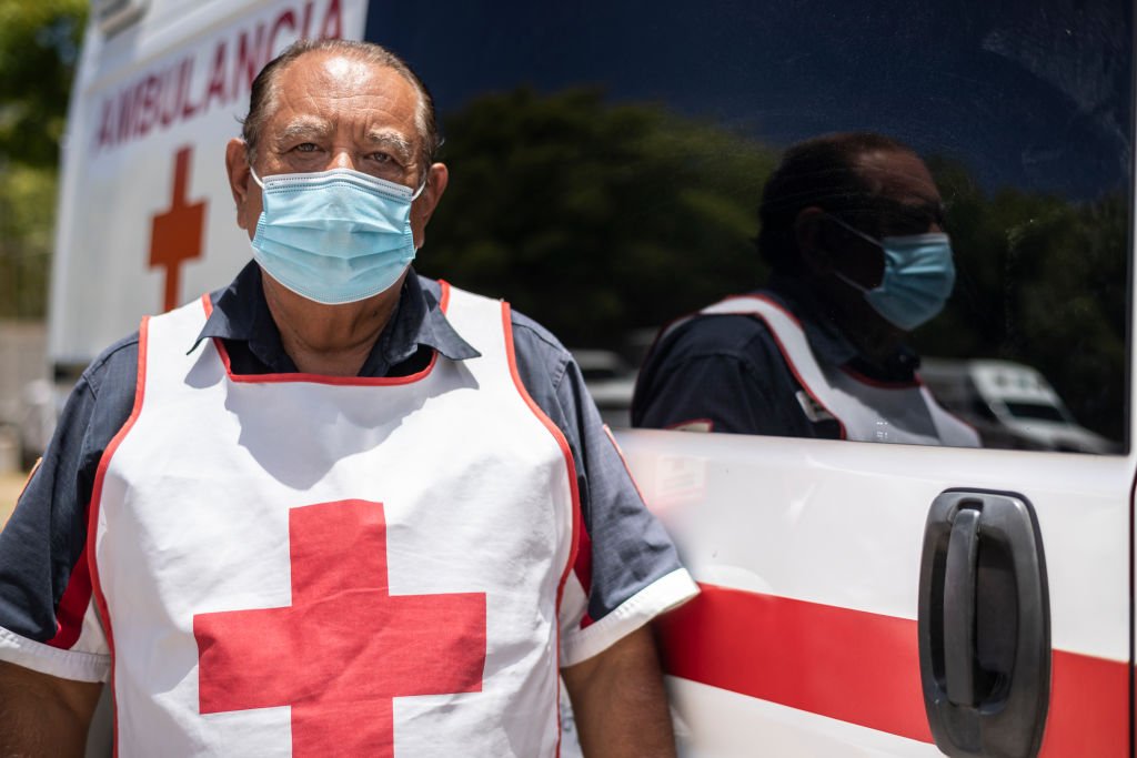 Des agents de la Croix-Rouge. | source : Getty Images