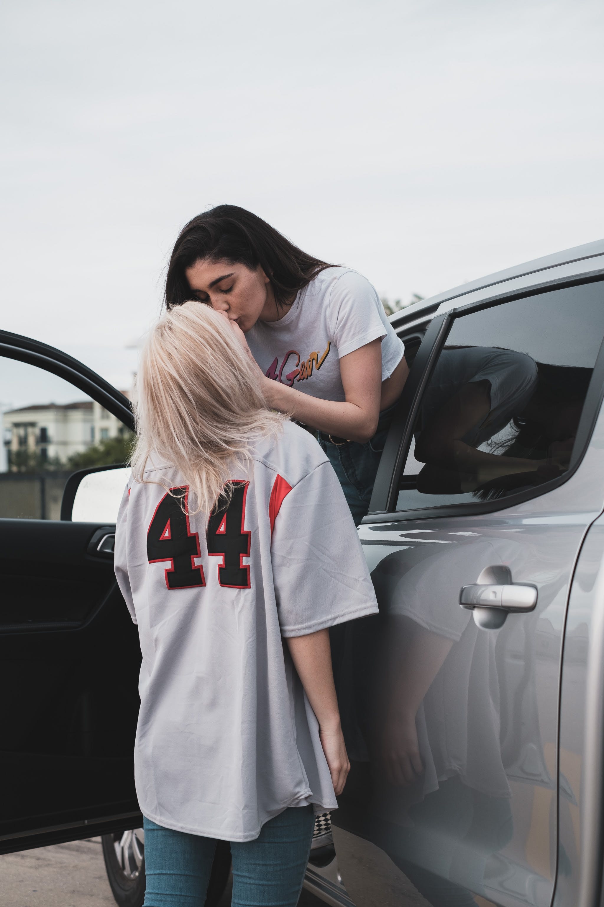 Un couple s'embrassant près d'une voiture | Source : Pexels