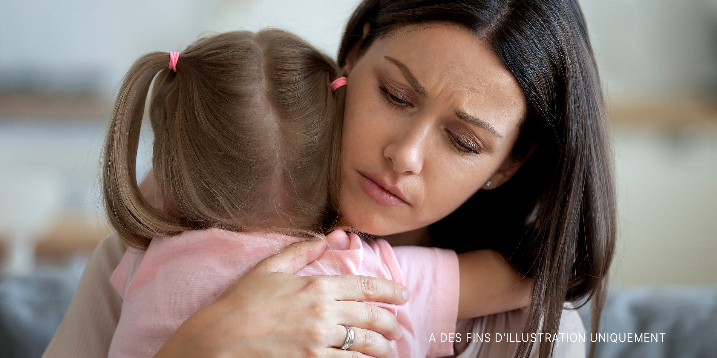 Une femme tenant une petite fille | Source : Shutterstock
