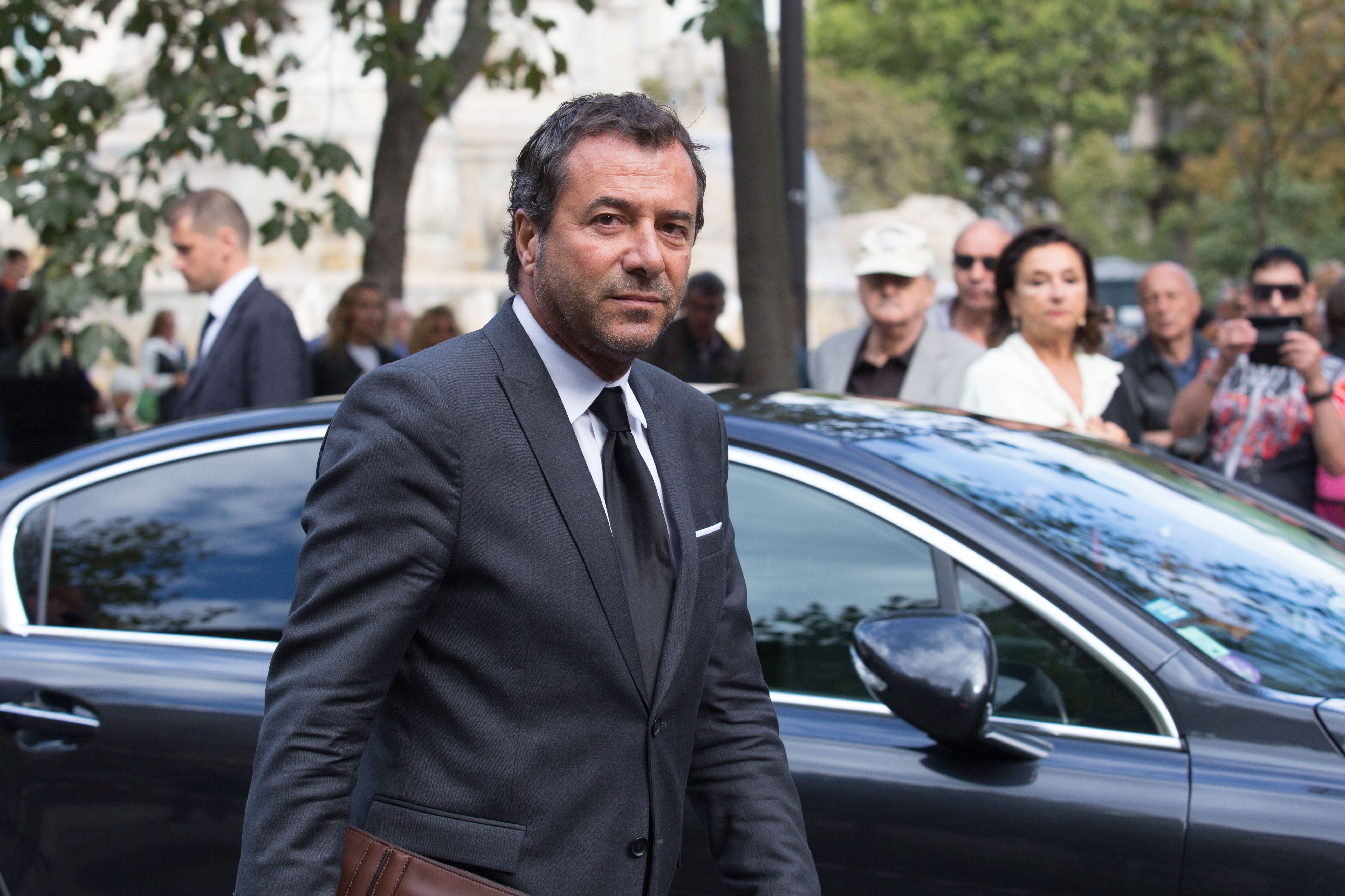 Bernard Montiel assiste aux funérailles de Mireille Darc à l'Eglise Saint Sulpice le 1er septembre 2017 à Paris, France. | Photo : Getty Images