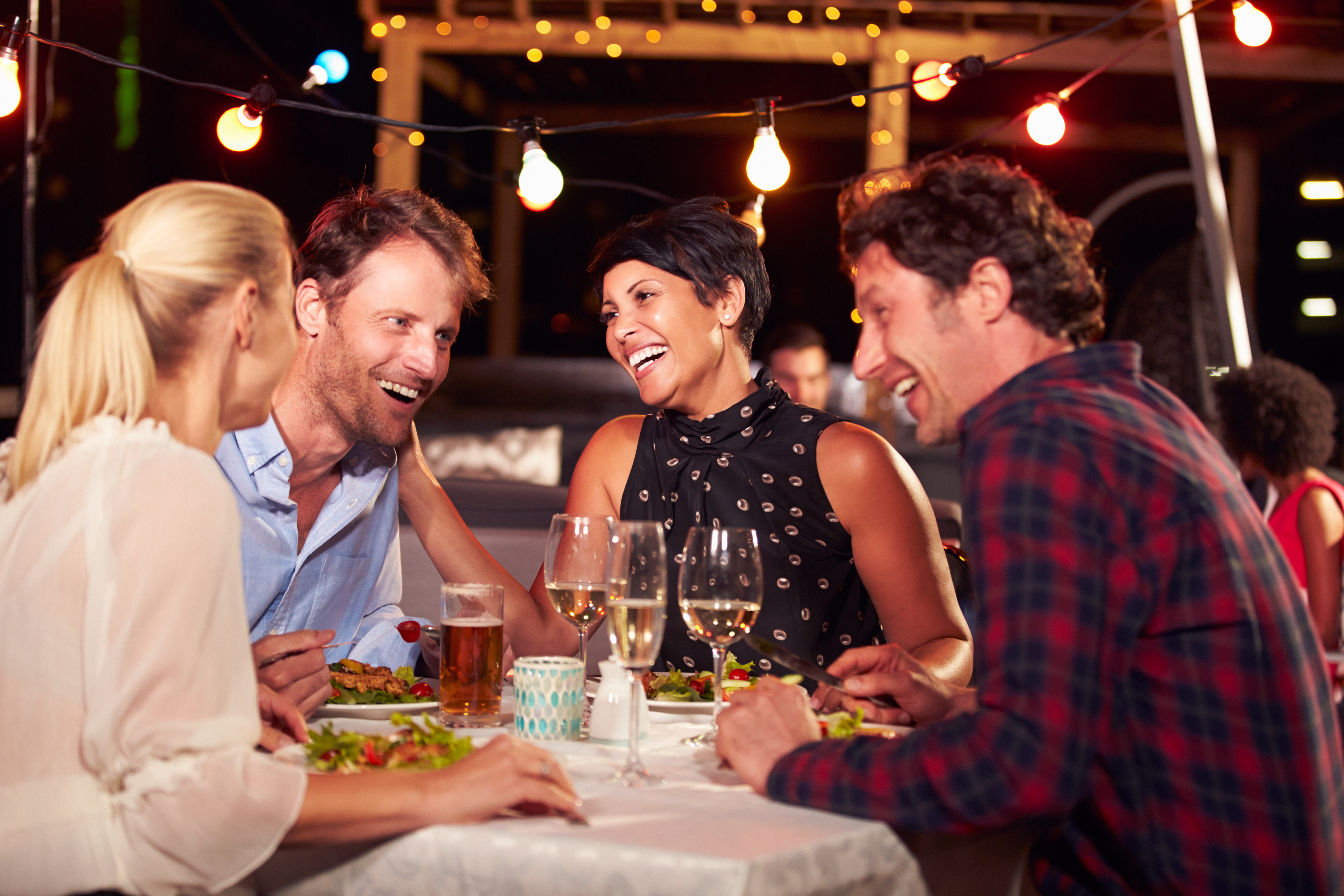 Des amis profitent d'un repas | Source : Shutterstock