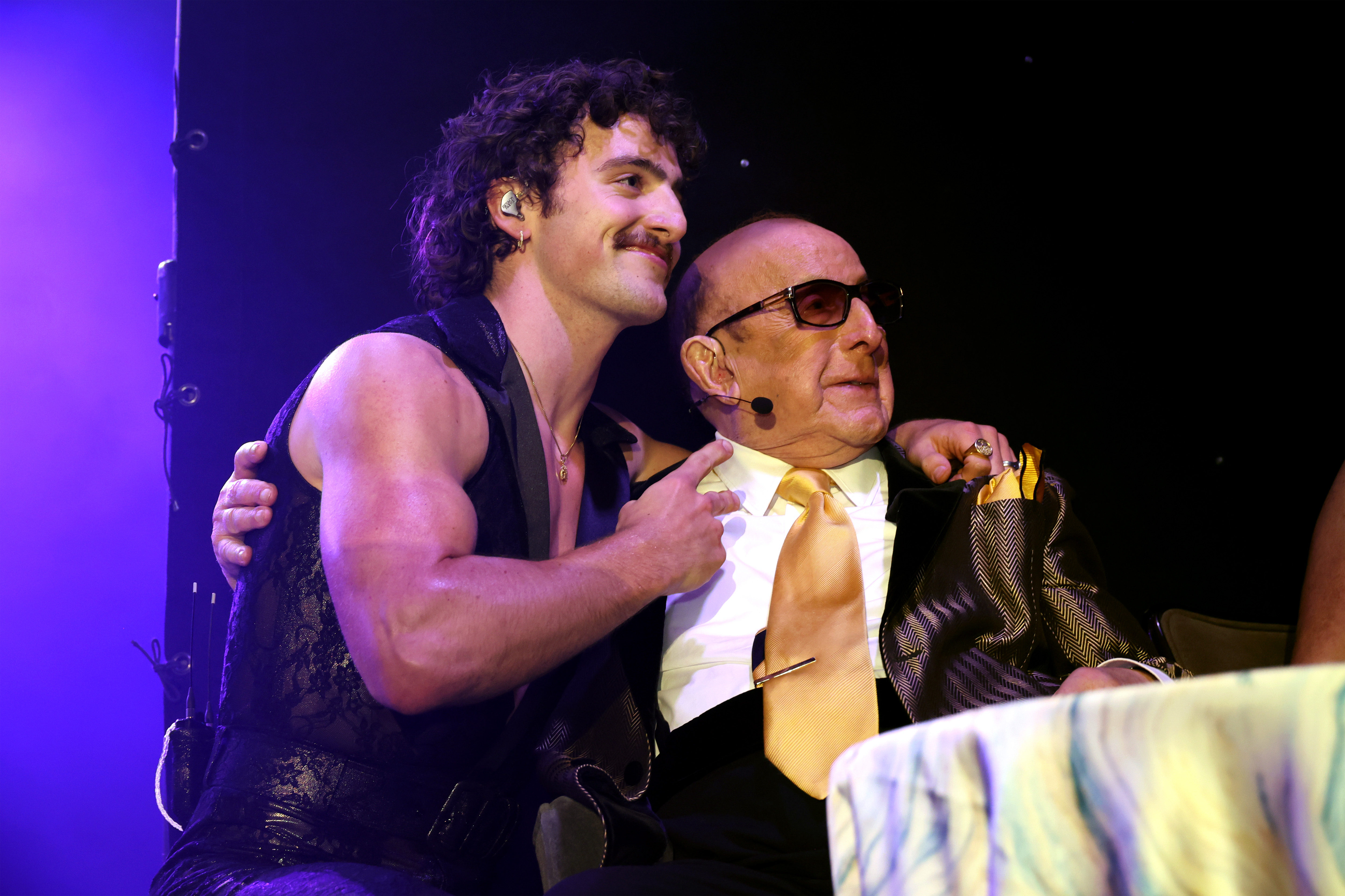 Benson Boone et Clive Davis posant pour une photo. | Source : Getty Images