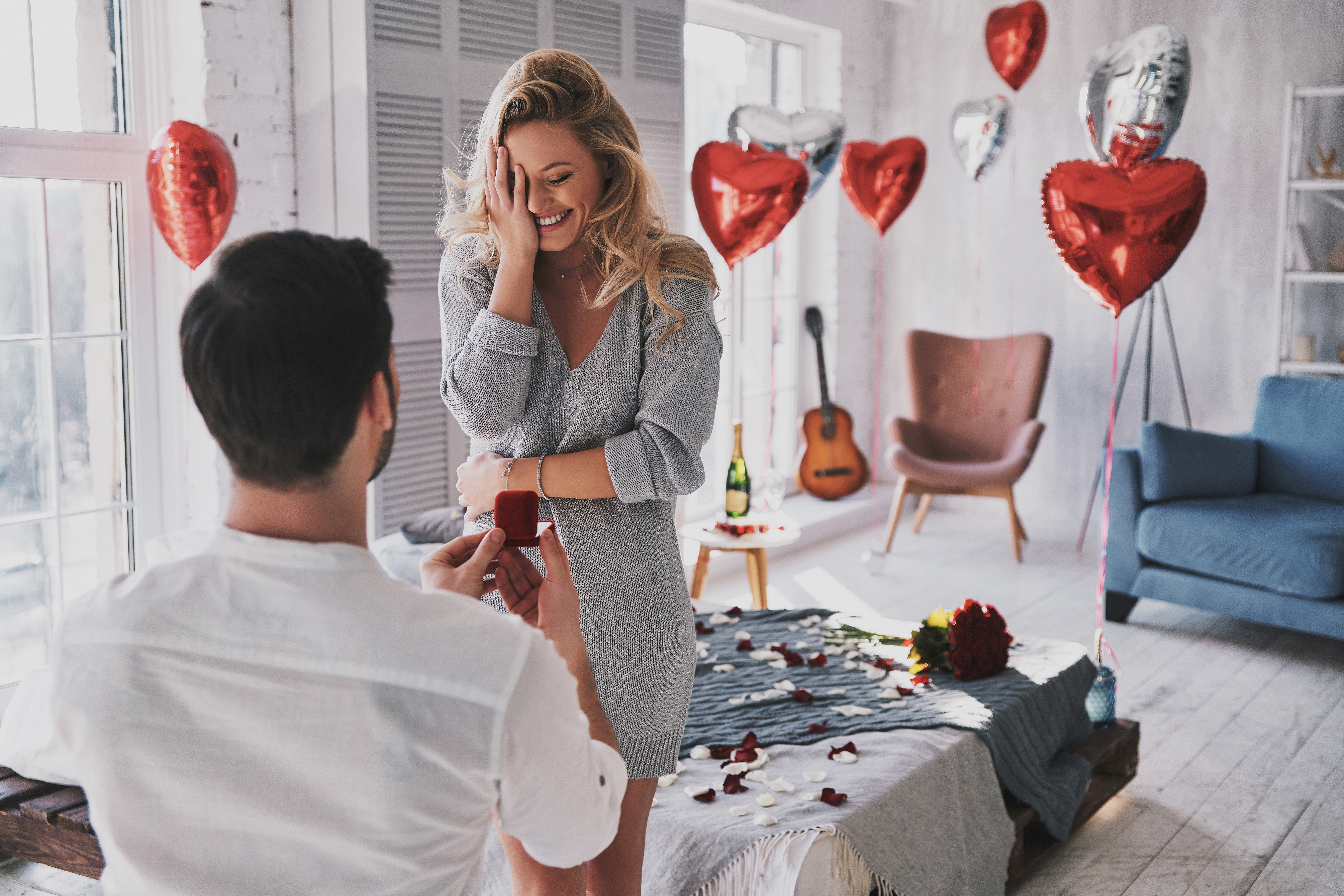 Un petit ami qui surprend sa petite amie avec une demande en mariage romantique | Source : Shutterstock