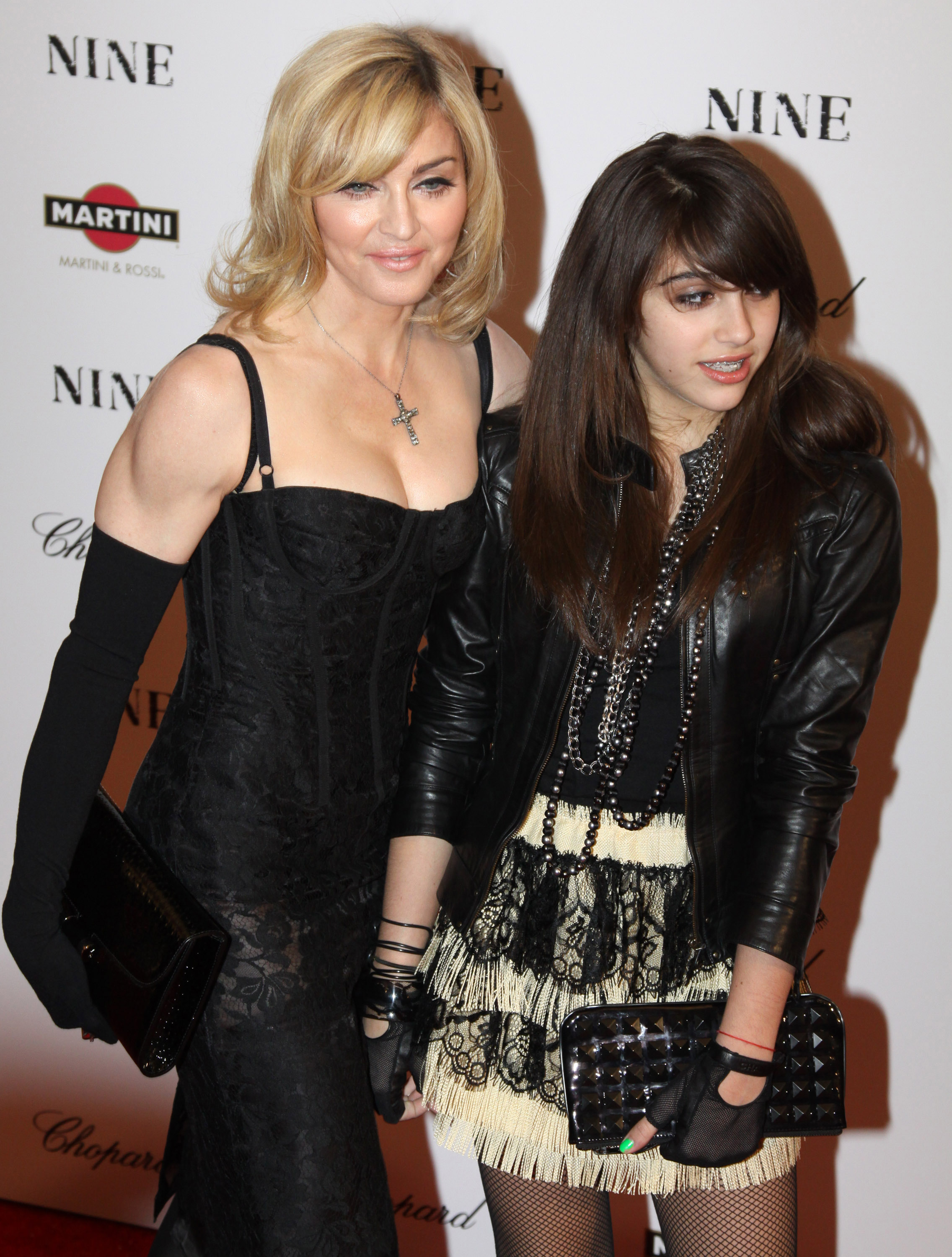 Madonna et sa fille Lourdes "Lola" Leon assistent à la première de "Nine" le 15 décembre 2009 à New York | Source : Getty Images