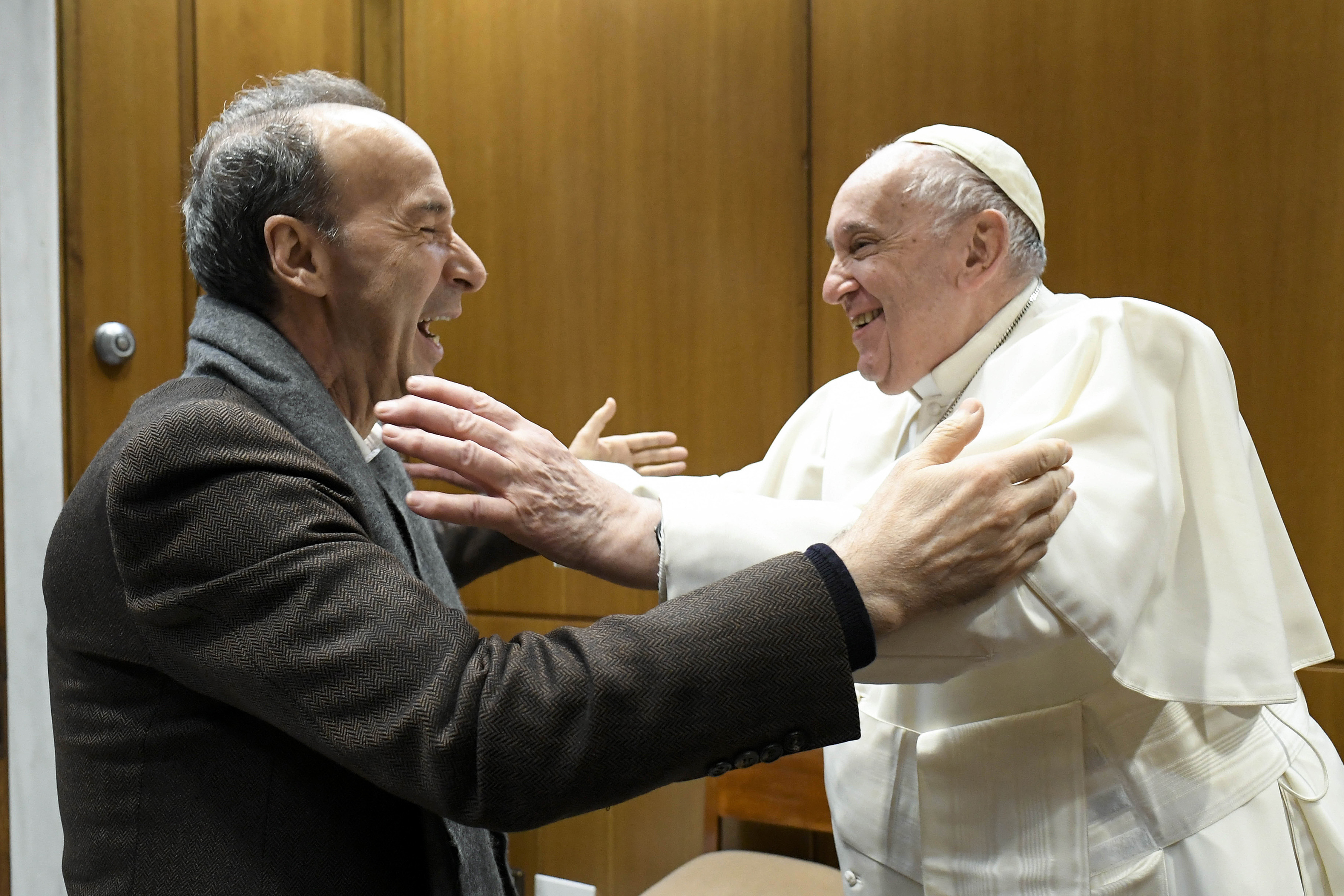 Le pape François rencontre l'acteur et réalisateur italien Roberto Benigni à la salle Paul VI de la Cité du Vatican, au Vatican, le 7 décembre 2022. | Source : Getty Images