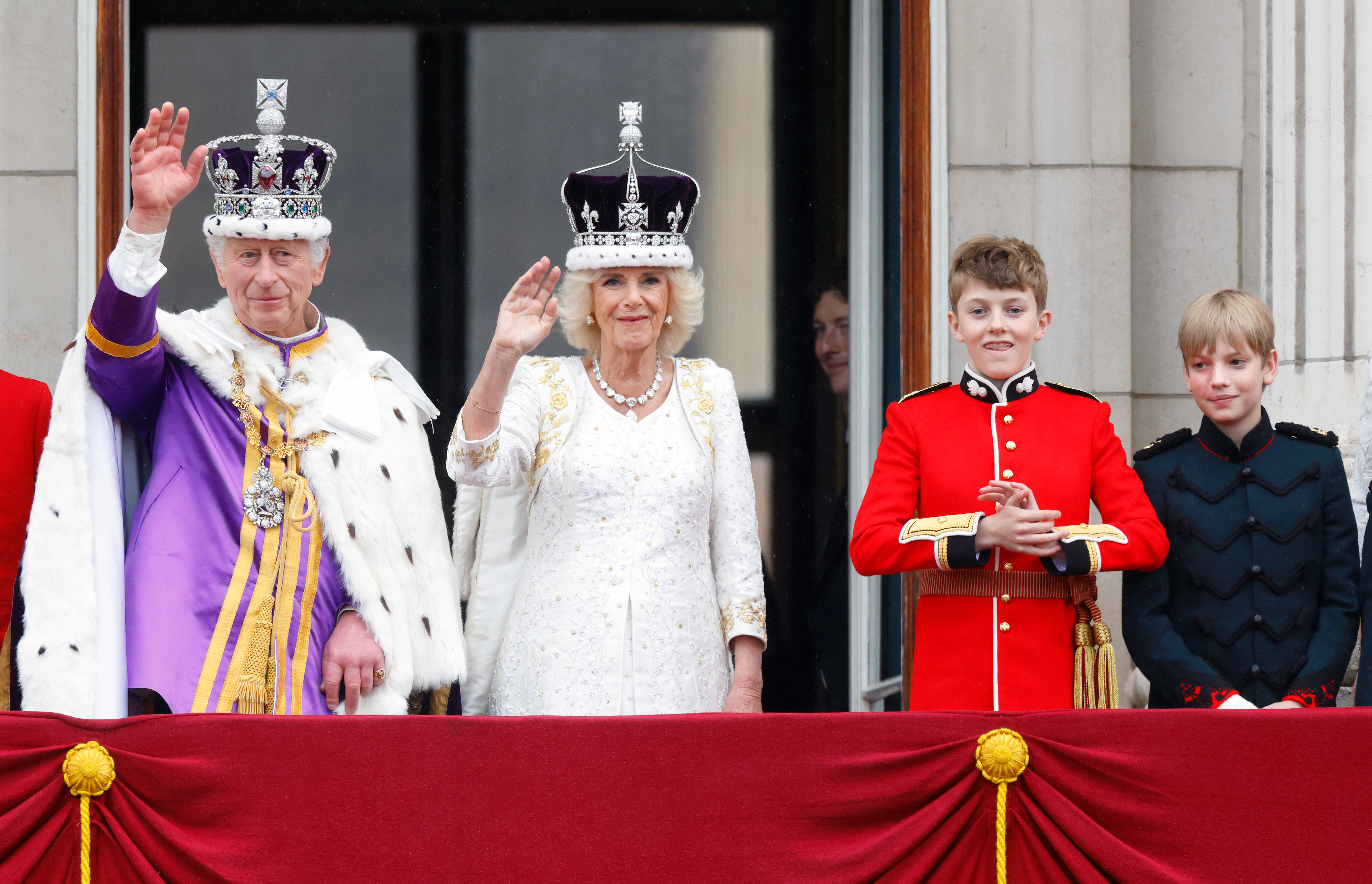 Le roi Charles III, la reine Camilla, Freddy Parker Bowles et Gus Lopes au palais de Buckingham après le service du couronnement à Londres, en Angleterre, le 6 mai 2023. | Source : Getty Images