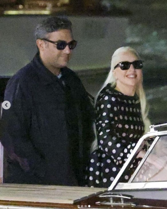 Lady Gaga et Michael Polansky sur un bateau lors de la 81e édition du Festival international du film de Venise, le 2 septembre 2024, à Venise, en Italie | Source : Instagram/justjared