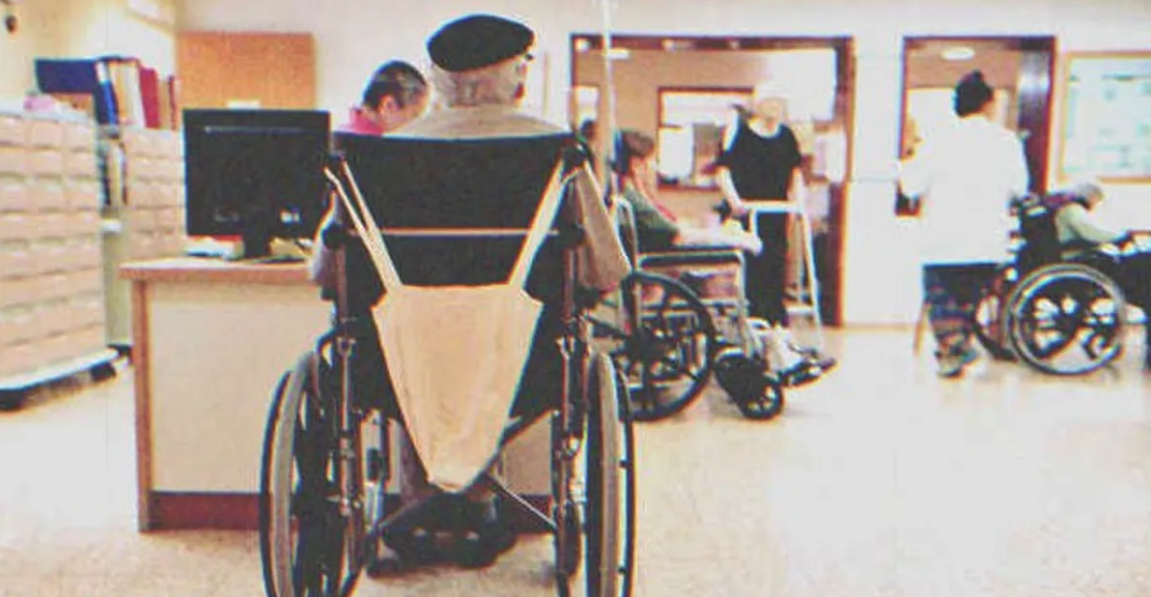 Homme âgé en fauteuil roulant. | Source : Shutterstock