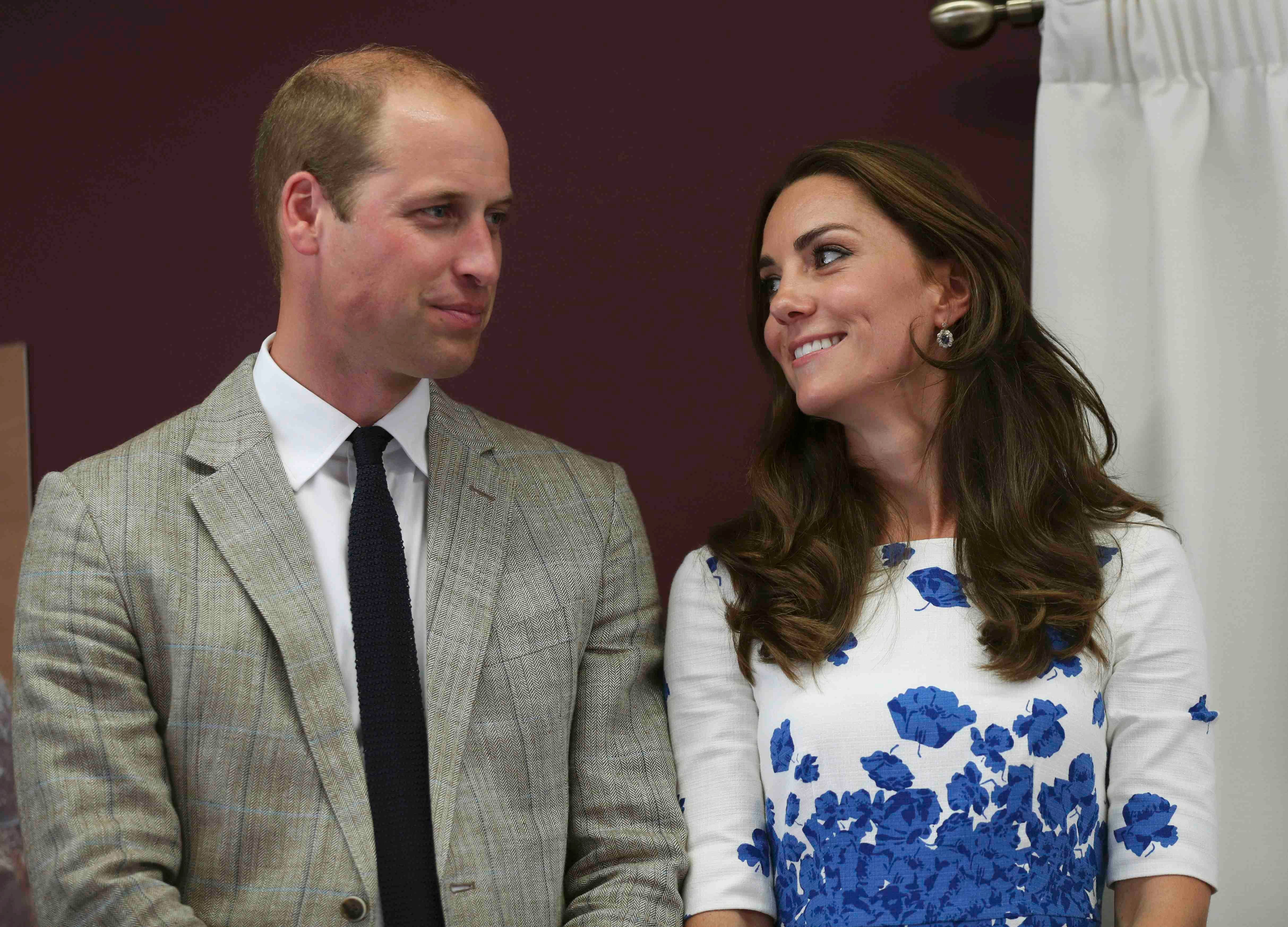Le prince William et la duchesse de Kate lors de leur visite au Keech Hospice Care, le 24 août 2016, à Luton, en Angleterre | Photo : Getty Images