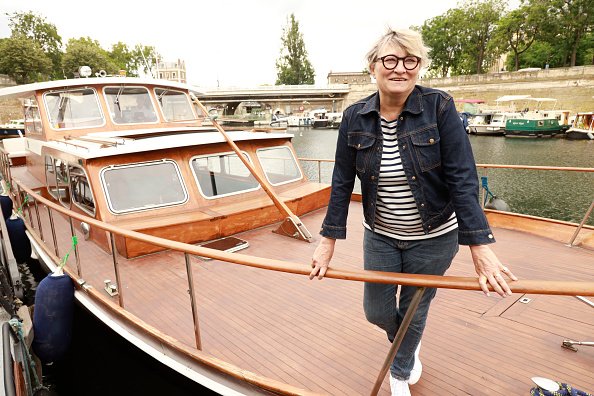 Christine Bravo est photographiée sur son bateau fluvial "Frou-Frou" après une de ses croisières.|Photo : Getty Images