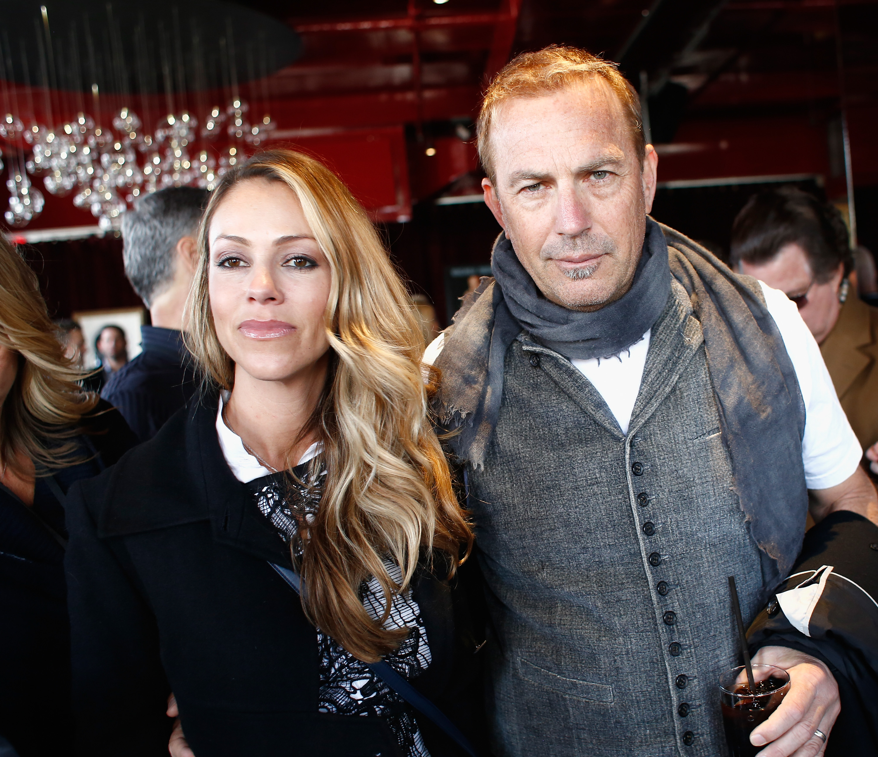 Christine Baumgartner et Kevin Costner assistent à la soirée Super Bowl 2014 de Leigh Steinberg au 230 Fifth Avenue le 1er février 2014 à New York. | Source : Getty Images