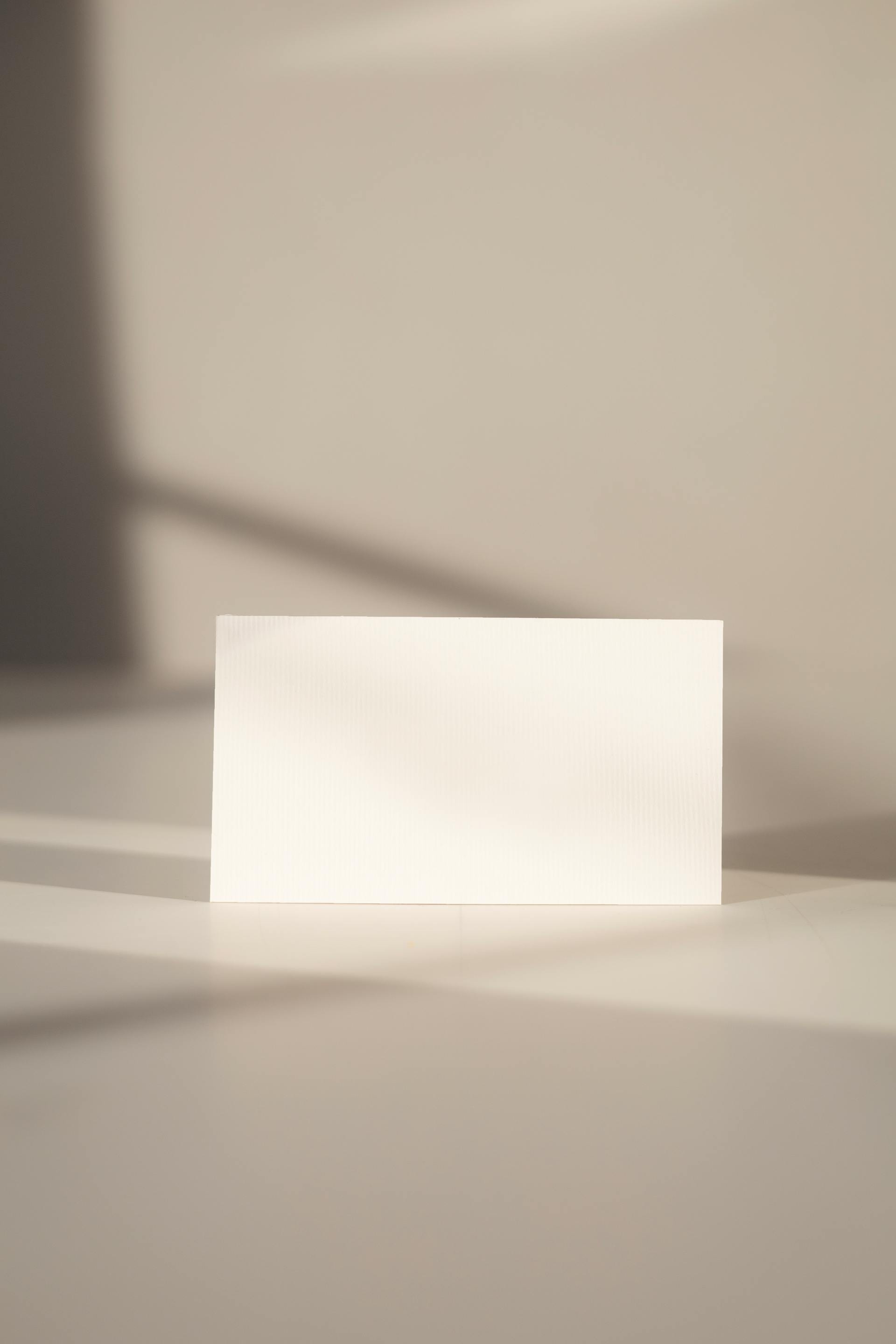 Un morceau de papier sur le sol | Source : Pexels