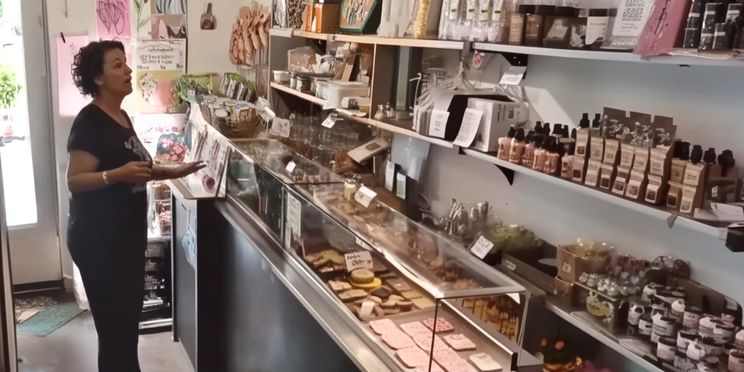 Une femme admire les marchandises dans un magasin | Source : The Celebritist