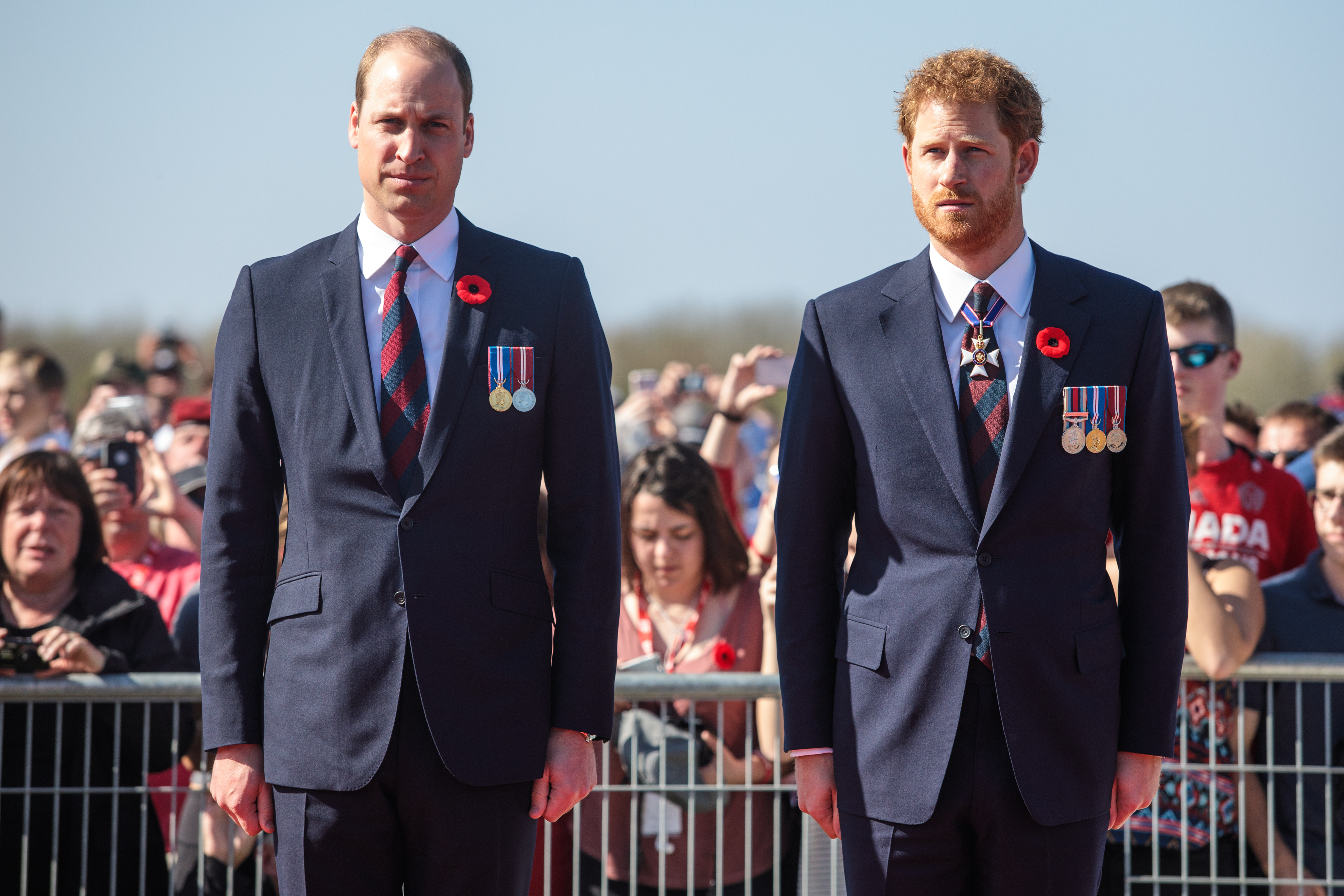 Le prince William et le prince Harry arrivent au mémorial national canadien de Vimy, le 9 avril 2017, à Vimy, en France. | Source : Getty Images