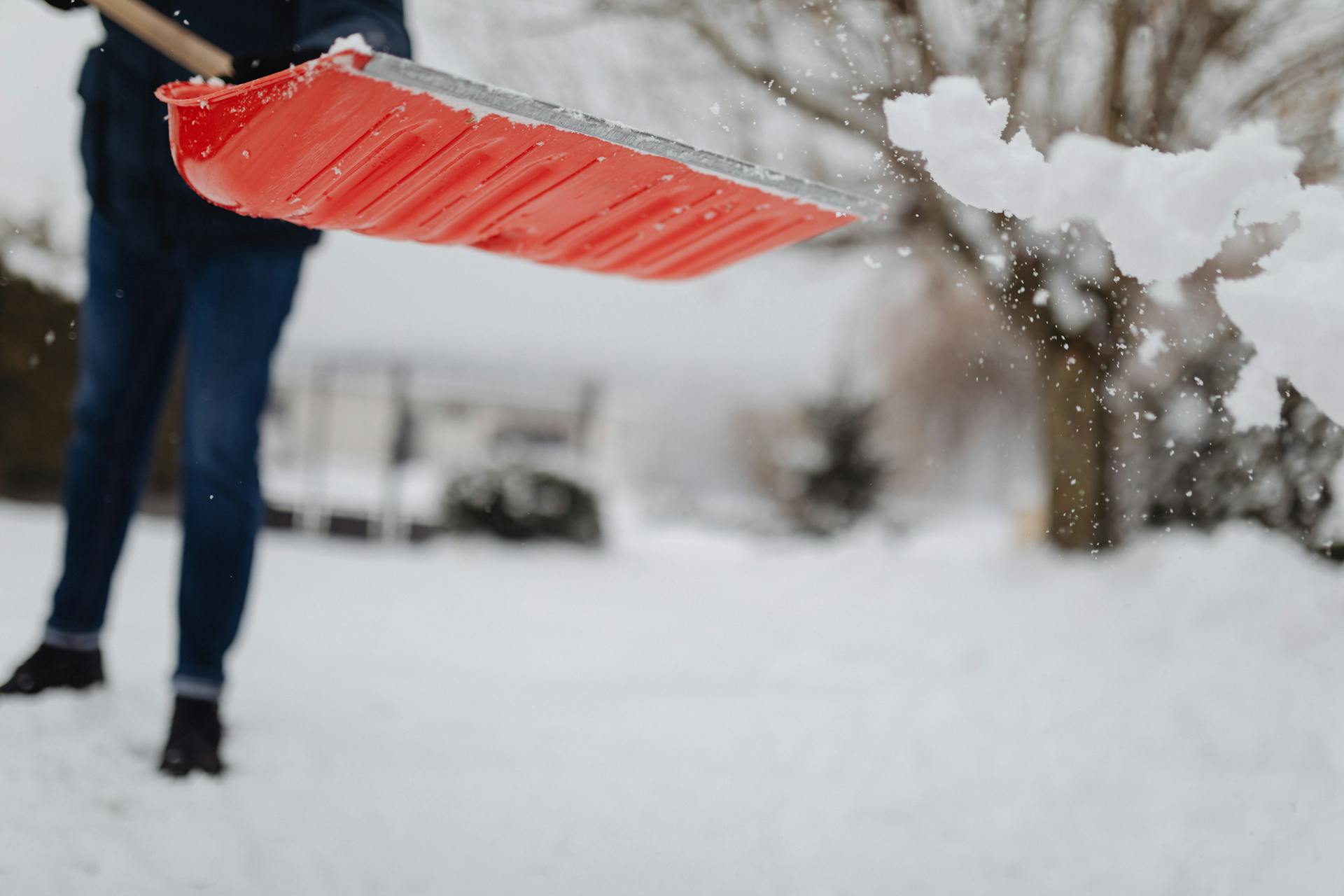 Une personne en train de pelleter de la neige | Source : Pexels