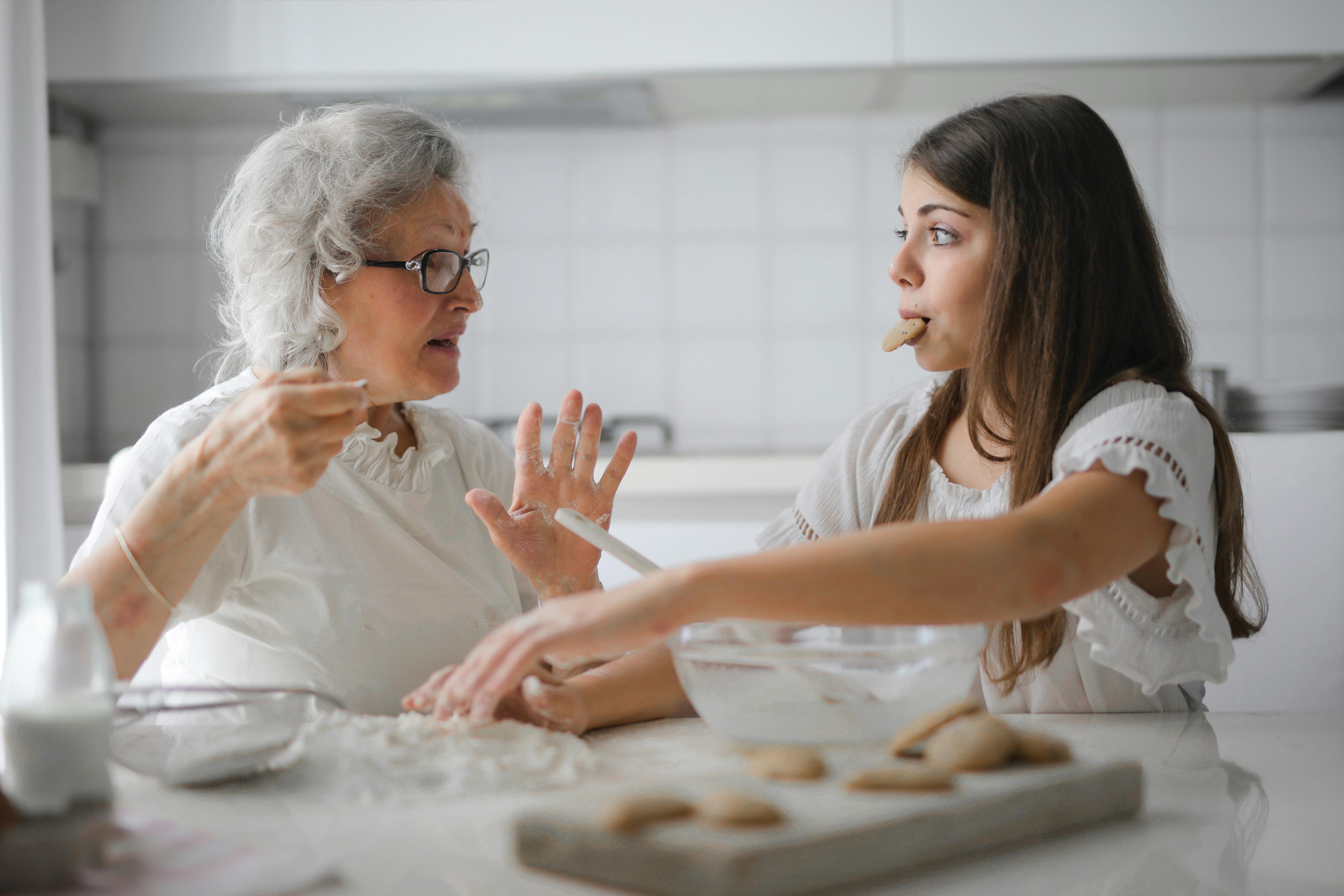 Petite-fille faisant de la pâtisserie avec sa grand-mère | Source : Pexels