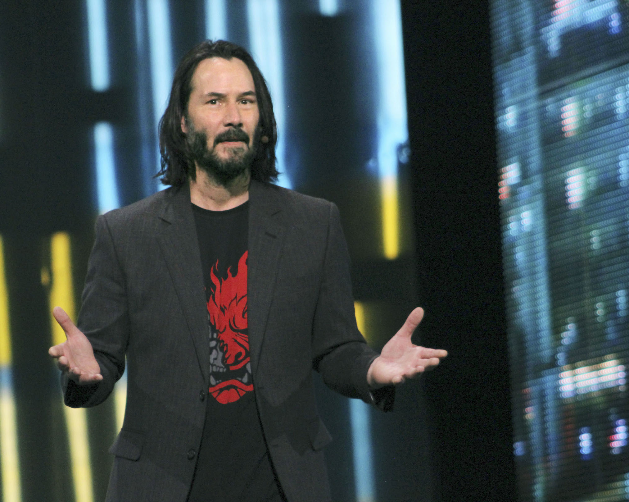 L'acteur Keanu Reeves parle du logiciel de jeu Cyberpunk 2077 lors d'un événement de briefing Microsoft Corp. Xbox E3 à Los Angeles le 9 juin 2019 | Source : Getty Images