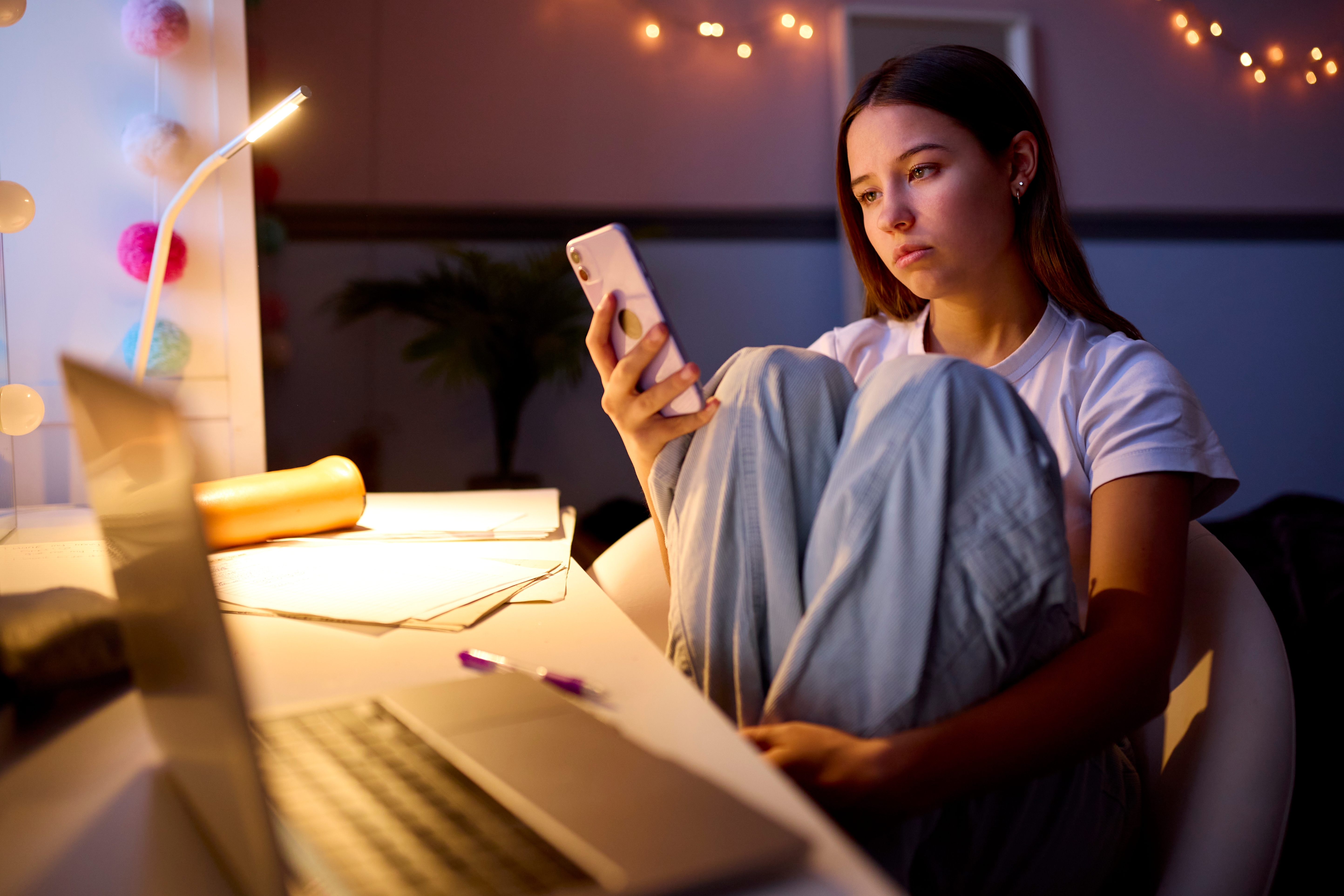 Une femme regardant un téléphone portable | Source : Shutterstock