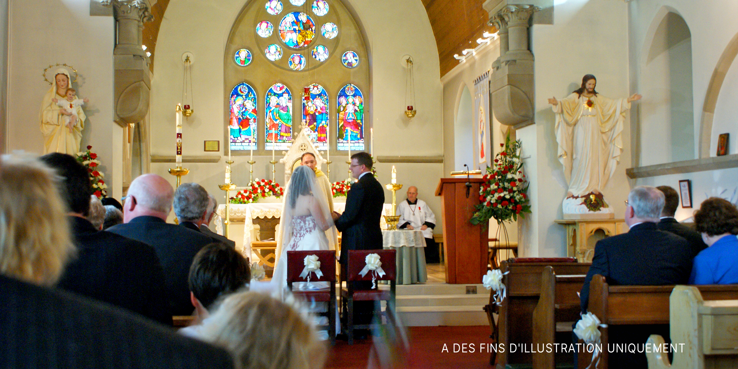 Couple à l'autel dans une église | Source : Flickr