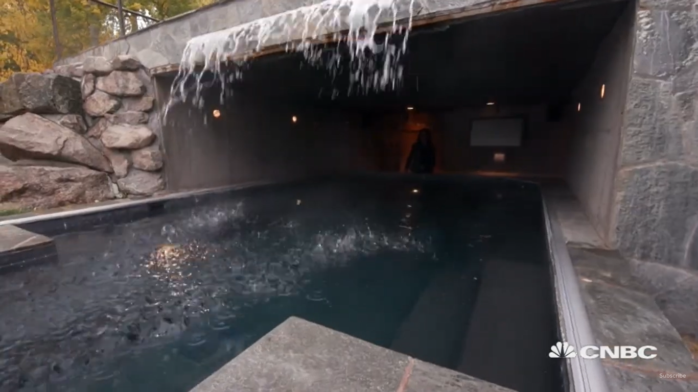 Le jacuzzi de Kevin Costner dans sa propriété d'Aspen, Colorado | Source : YouTube/CNBCMakeIt