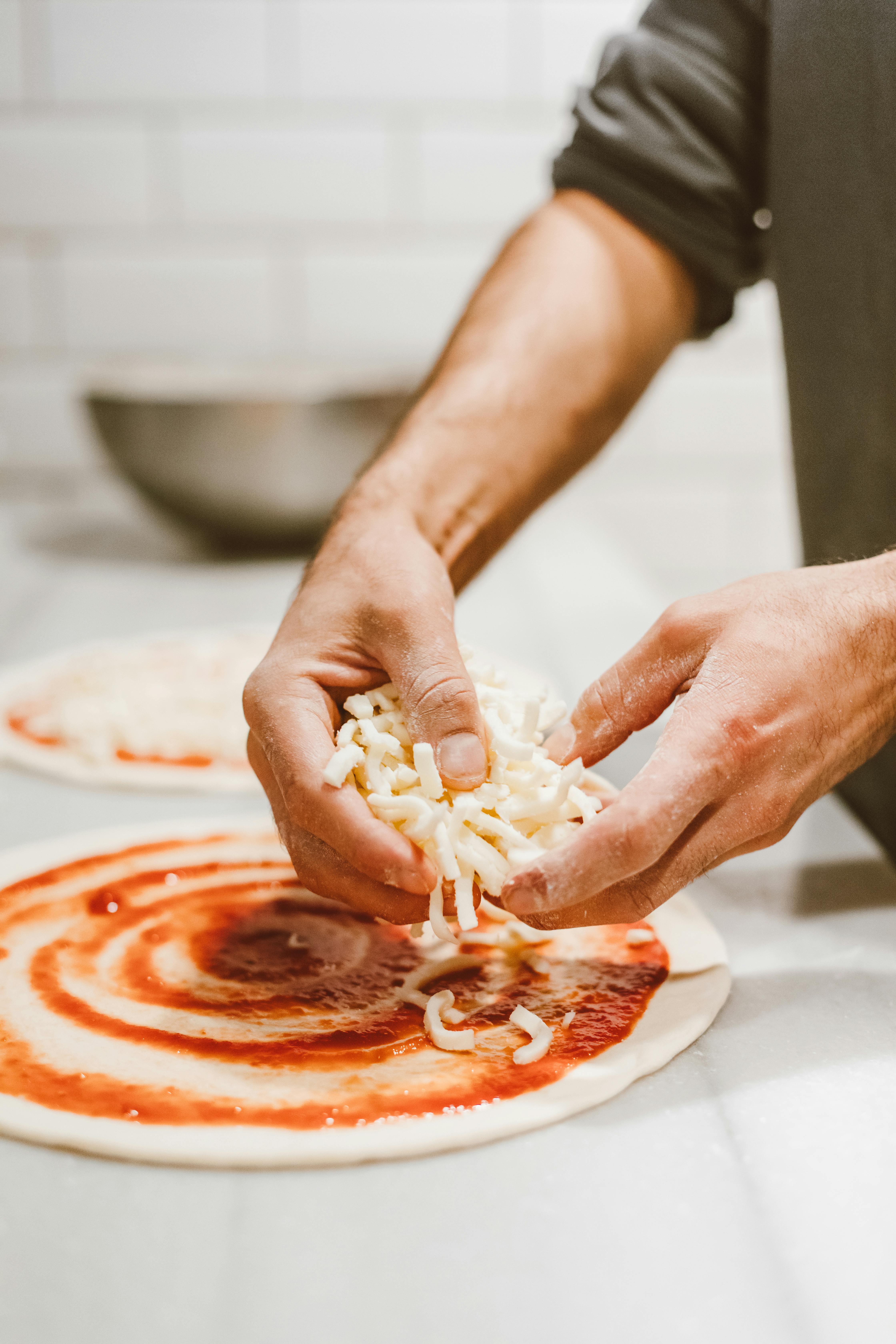 Un homme qui prépare une pizza à partir de zéro | Source : Pexels