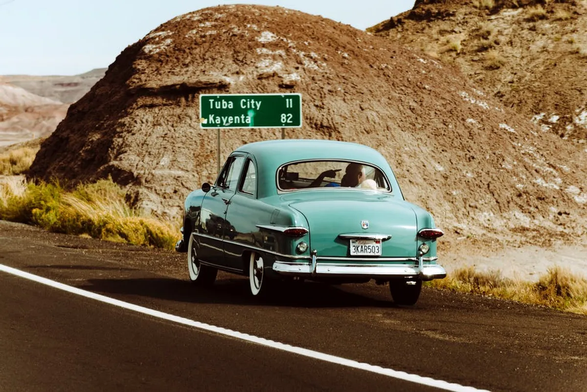 Conduite automobile sur une route de campagne. | Photo: Pexels