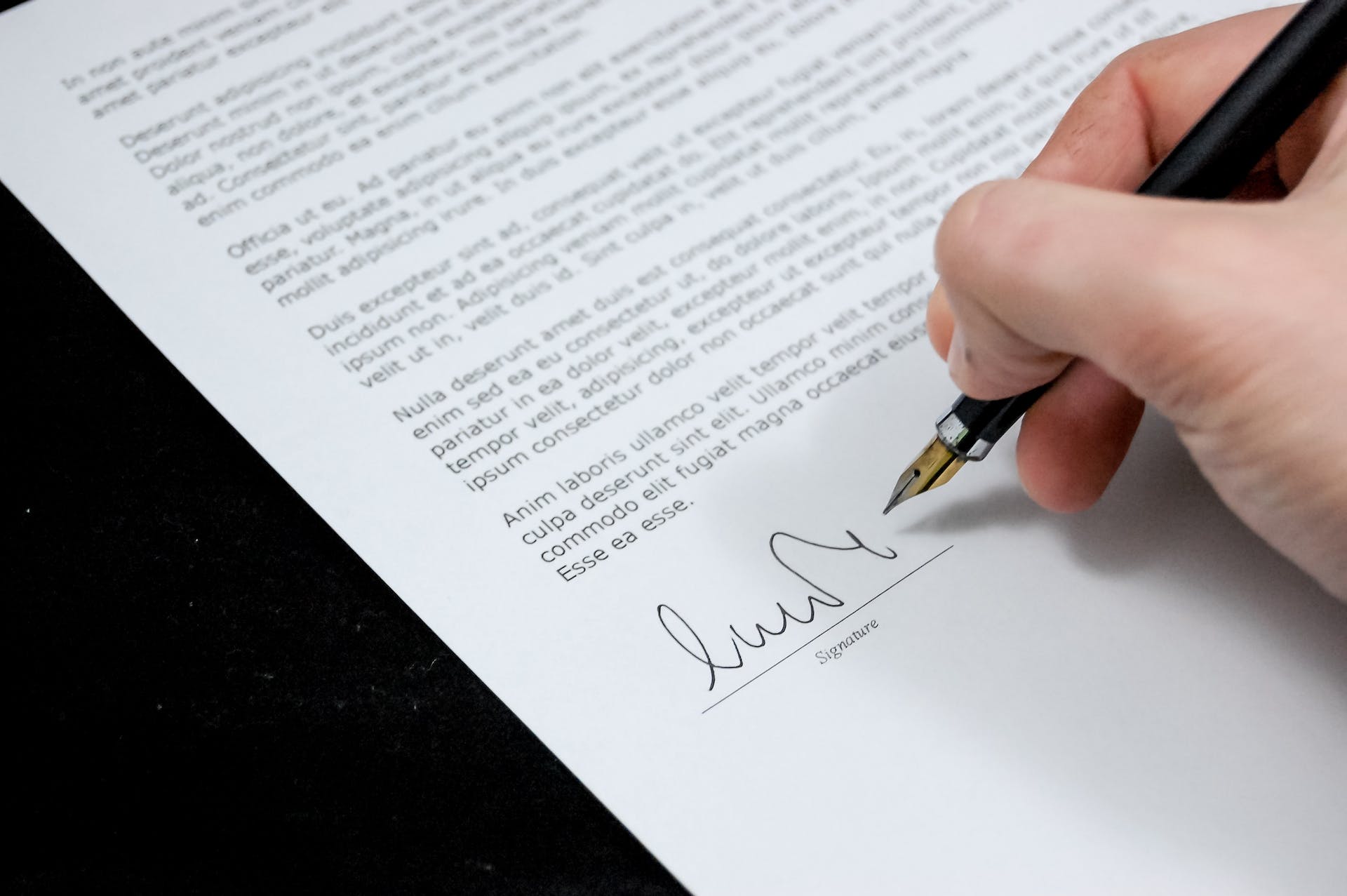 Personne signant un document | Source : Pexels