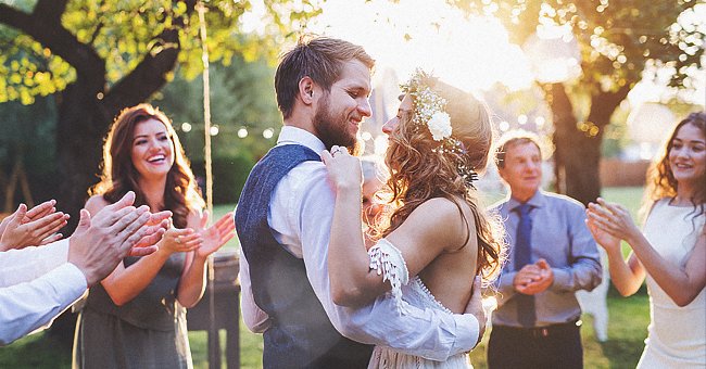 Les mariés dansent lors d'une réception de mariage. | Photo : Shutterstock