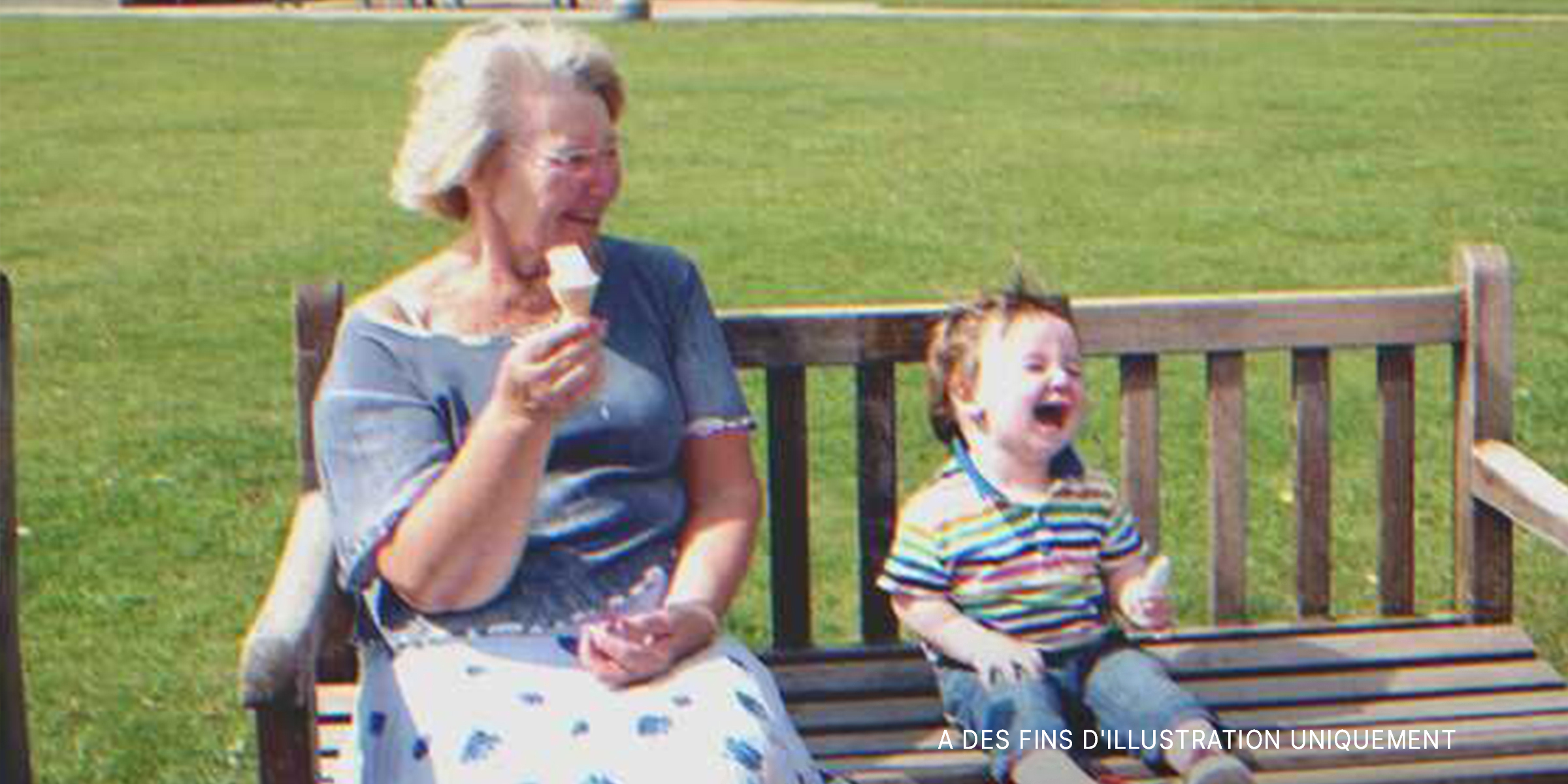 Une vieille dame qui rit à côté d'un bébé heureux | Source : Flickr/Julian Tysoe