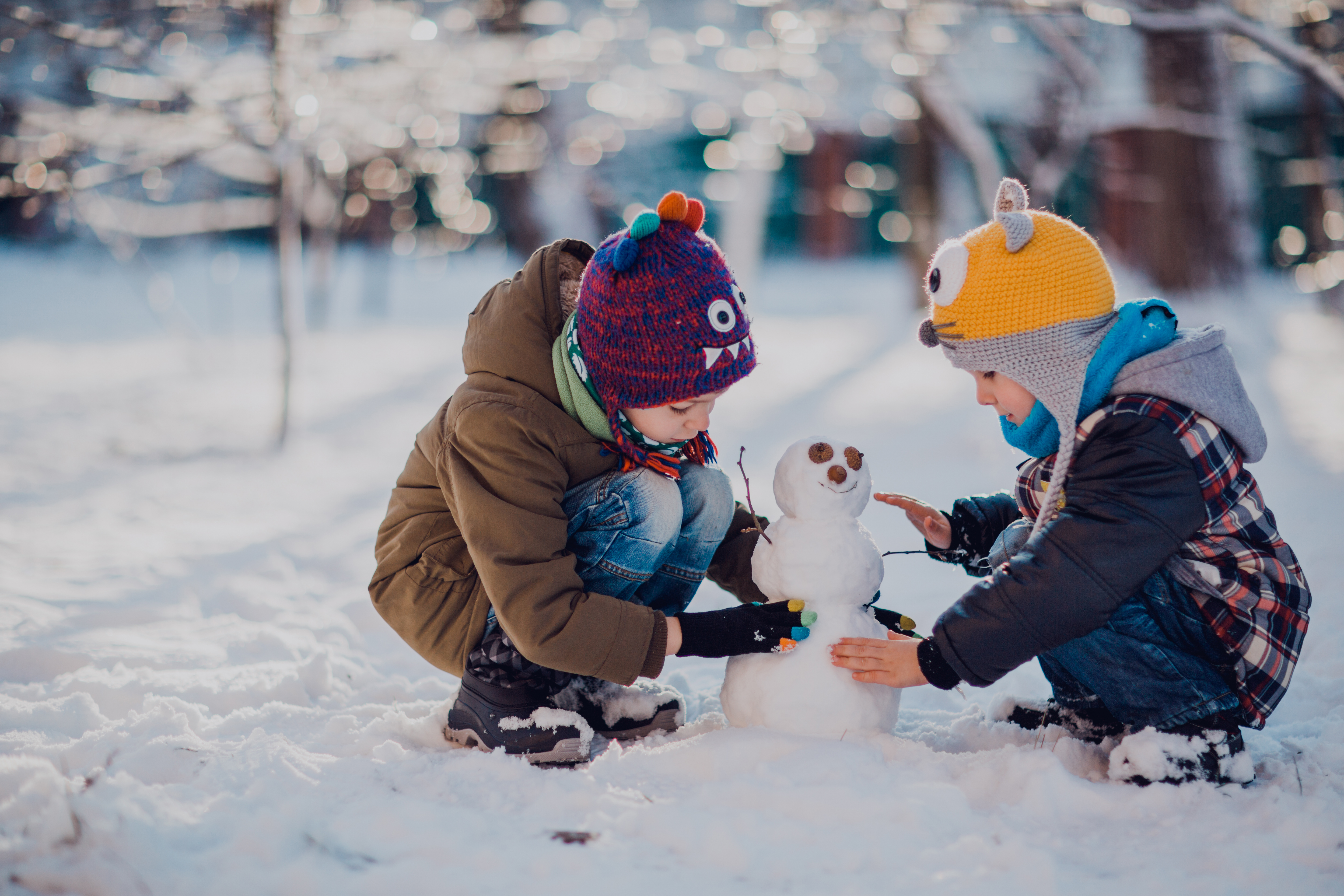 Niños jugando al aire libre | Fuente: Shutterstock
