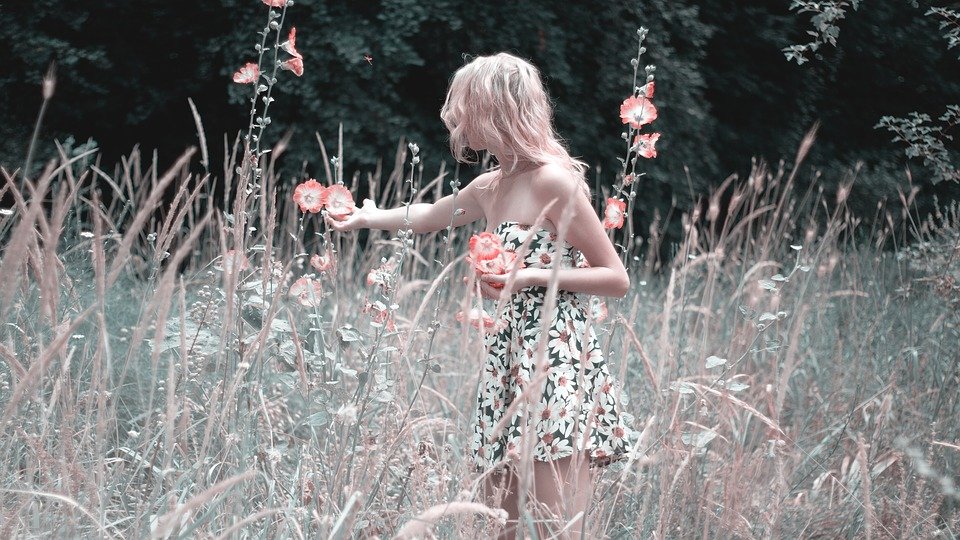 Une jeune femme en robe fleuri. | Pixabay