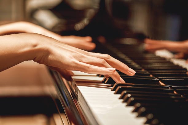 Image illustrant une main qui joue du Piano | Photo : Getty Images