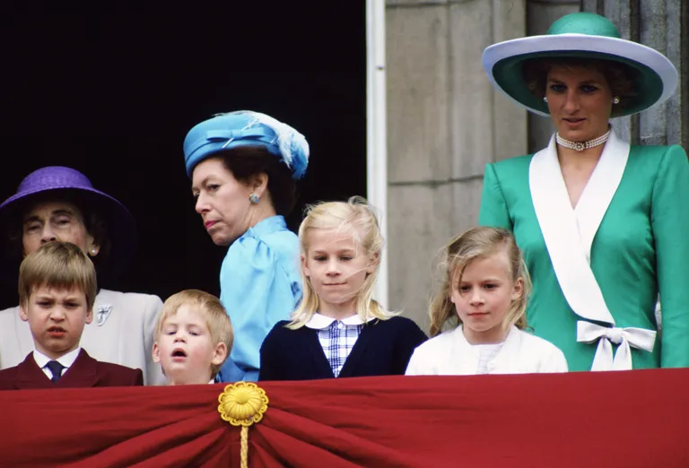 Diana, princesse de Galles, assiste à la parade du drapeau en compagnie du prince William, du prince Harry, de Lady Rose Windsor, de Lady Davina Windsor et de la princesse Margaret depuis le balcon du palais de Buckingham : Getty Images