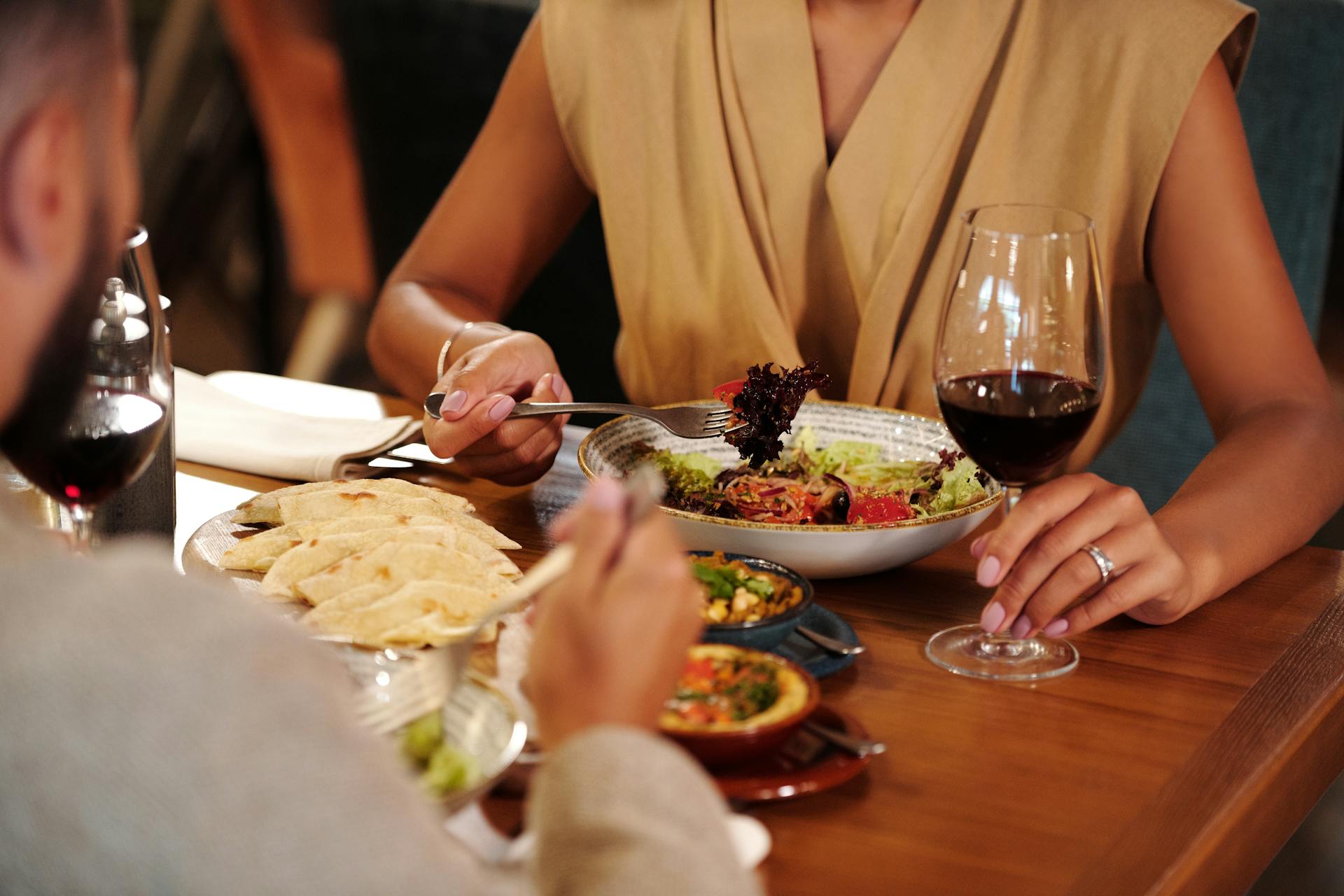 Un couple en train de dîner | Source : Pexels