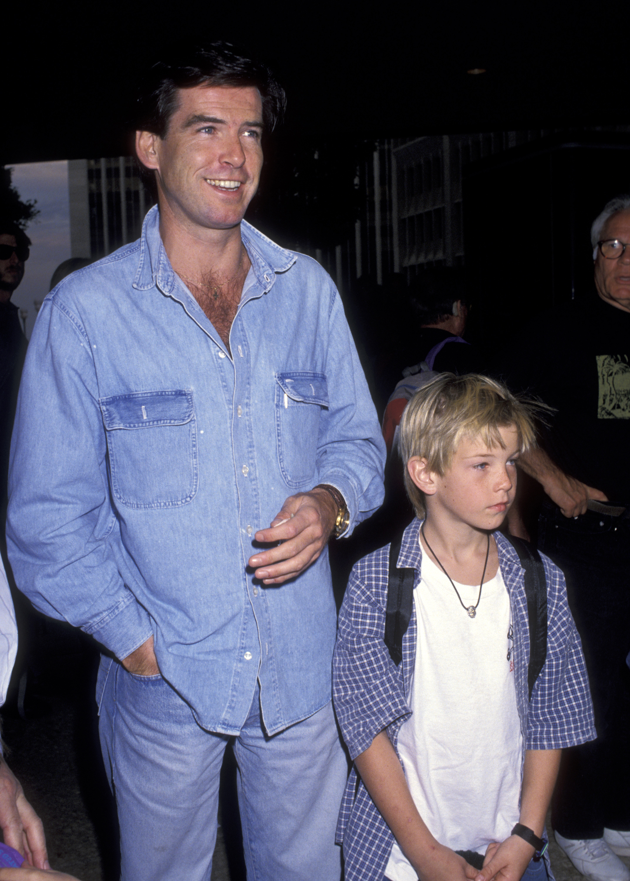 Sean et Pierce Brosnan à la première de "Maman, j'ai encore raté l'avion !" en 1992 | Source : Getty Images
