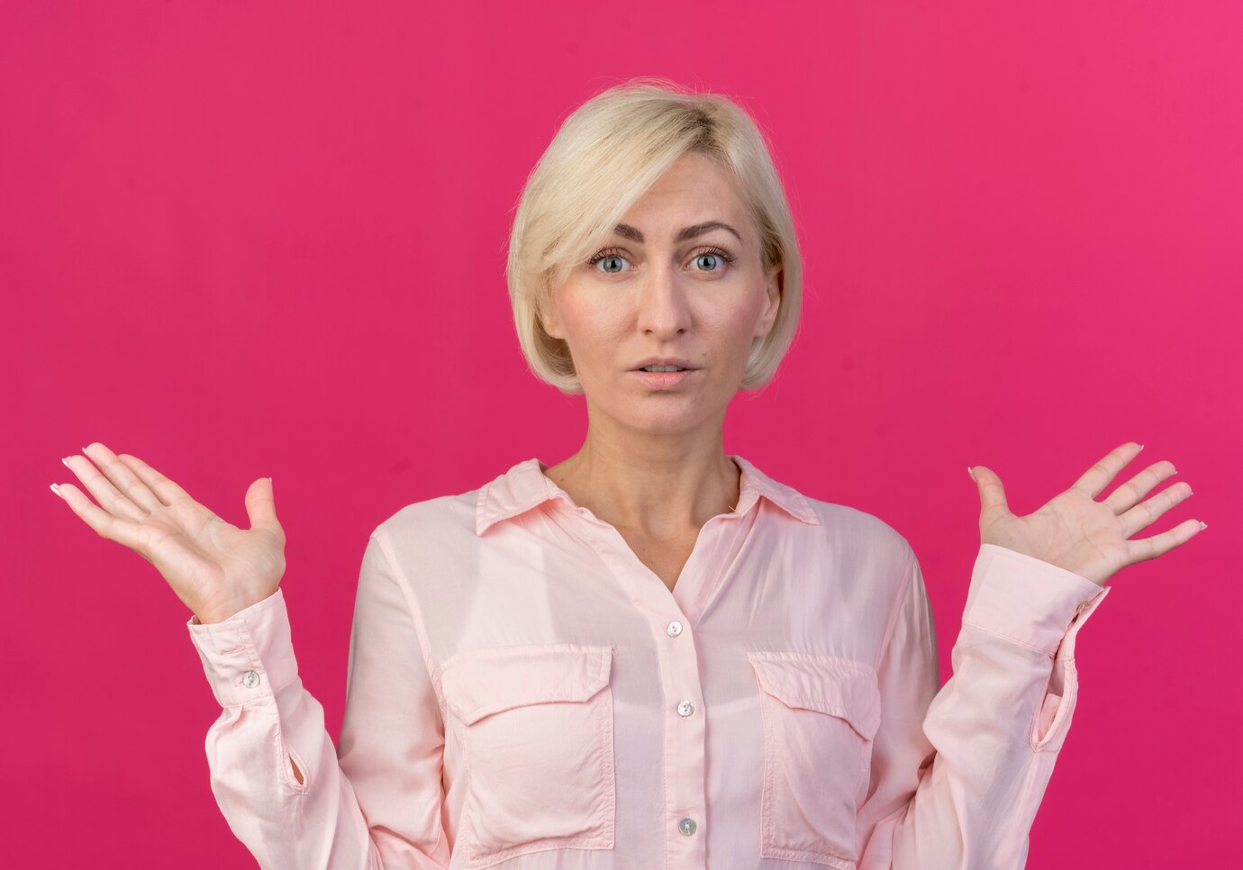 Une femme se rase les mains | Source : Freepik