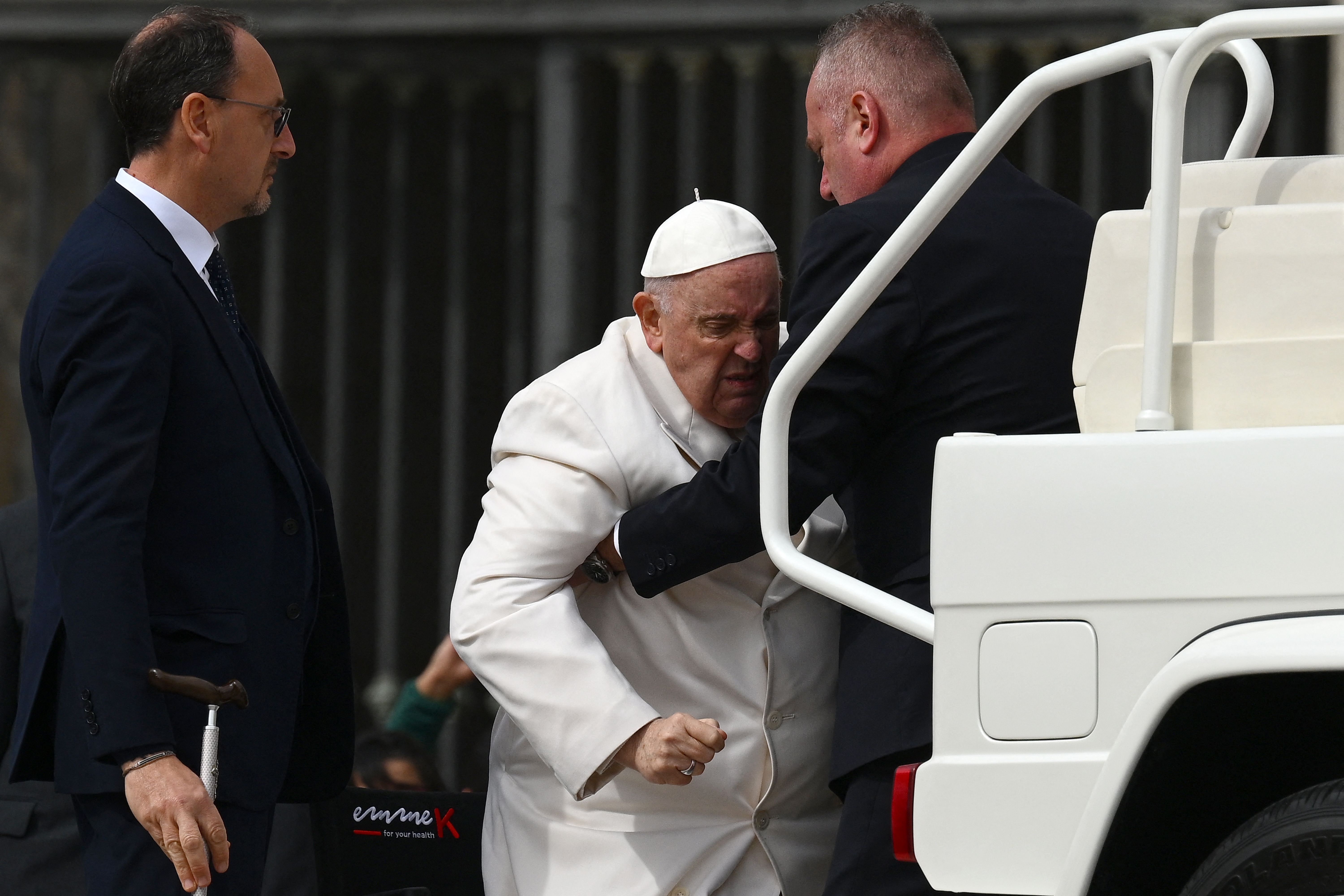 Le pape François photographié en train d'être aidé à monter dans une voiture popemobile, le 29 mars 2023. | Source : Getty Images