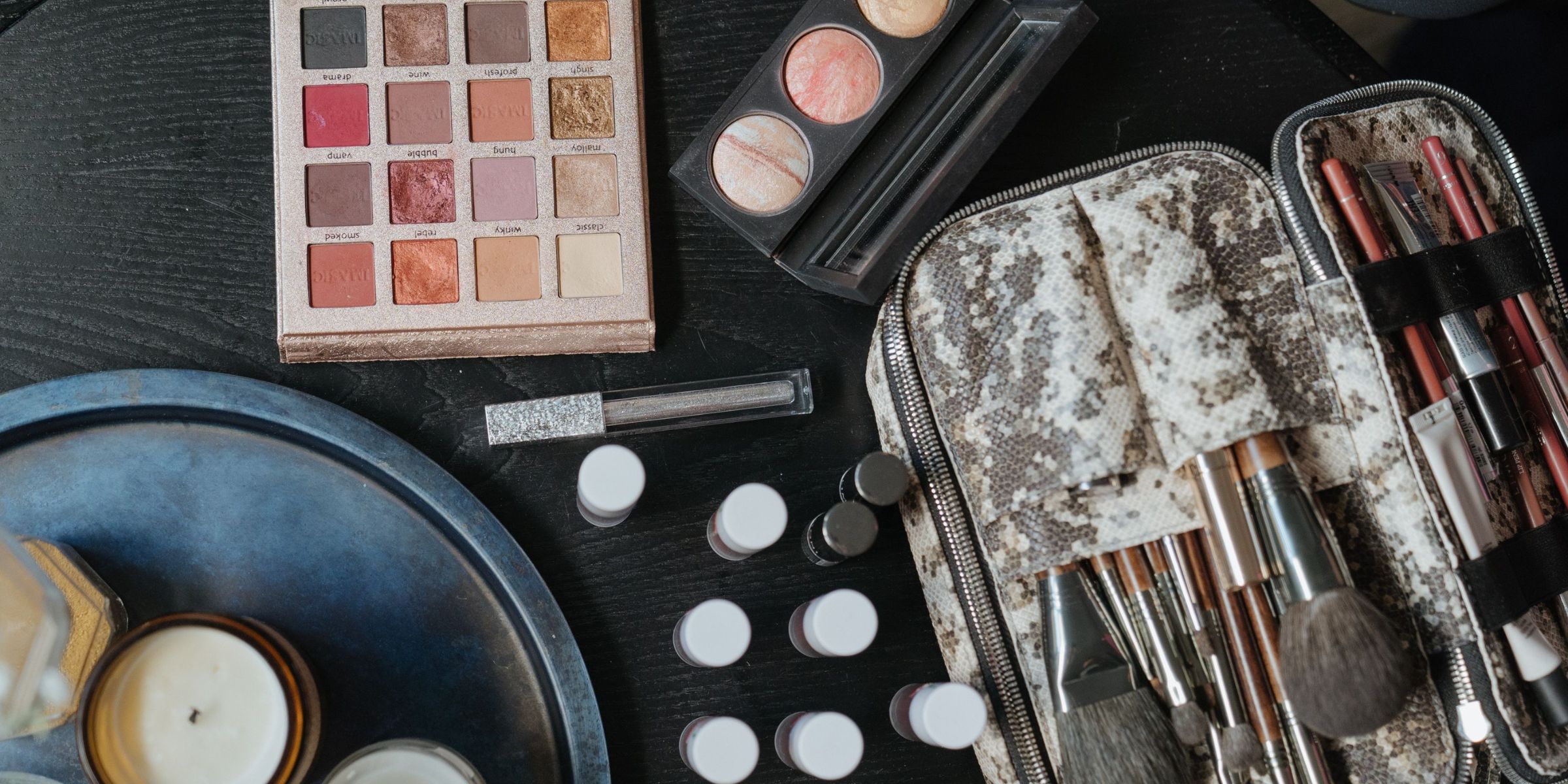 Une photo aérienne de produits de beauté disposés sur une surface | Source : Pexels